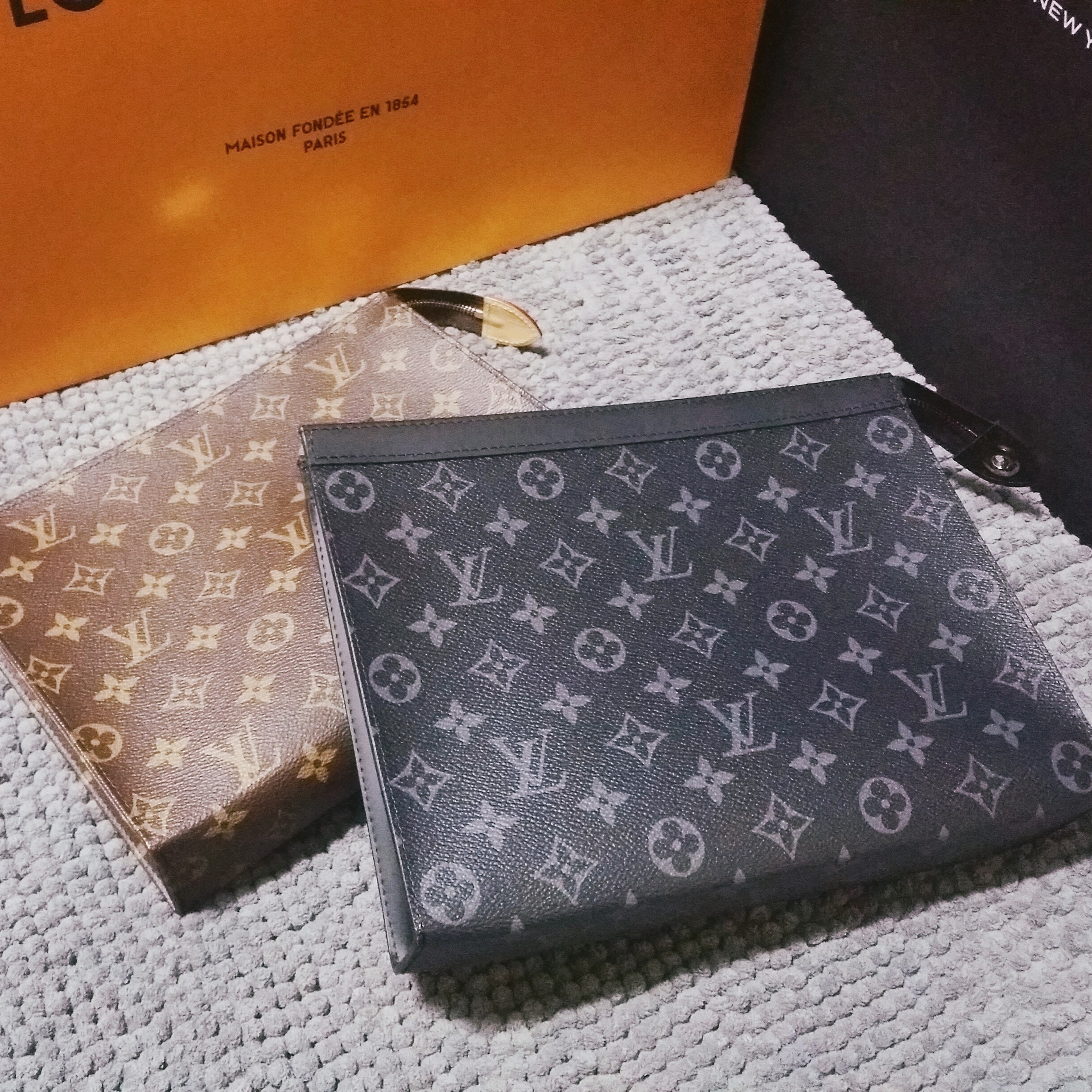 Louis Vuitton Pochette Voyage MM Monogram Eclipse, Louis Vuitton Poche Toilette NM Monogram 착용 스타일