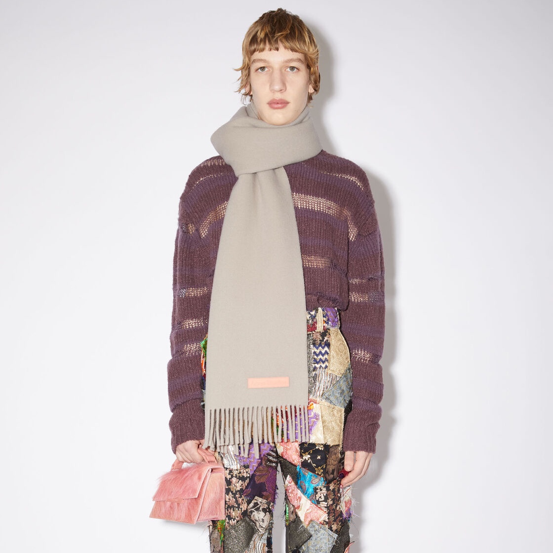 Acne Studios Wool Fringe Muffler Dusty Grey 착용 스타일