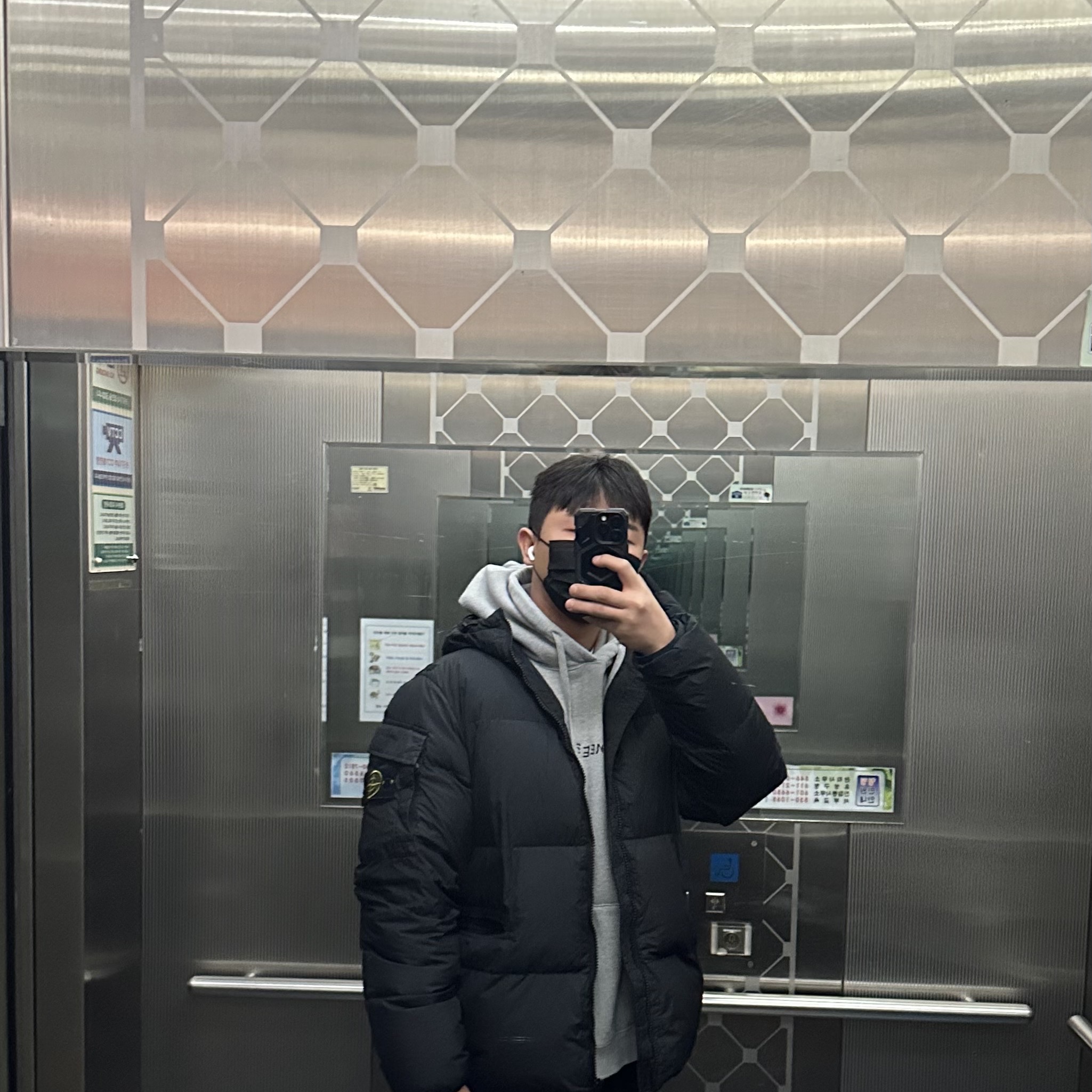 Stone Island 40223 Garment Dyed Crinkle Reps Down Jacket Black - 22FW 착용 스타일