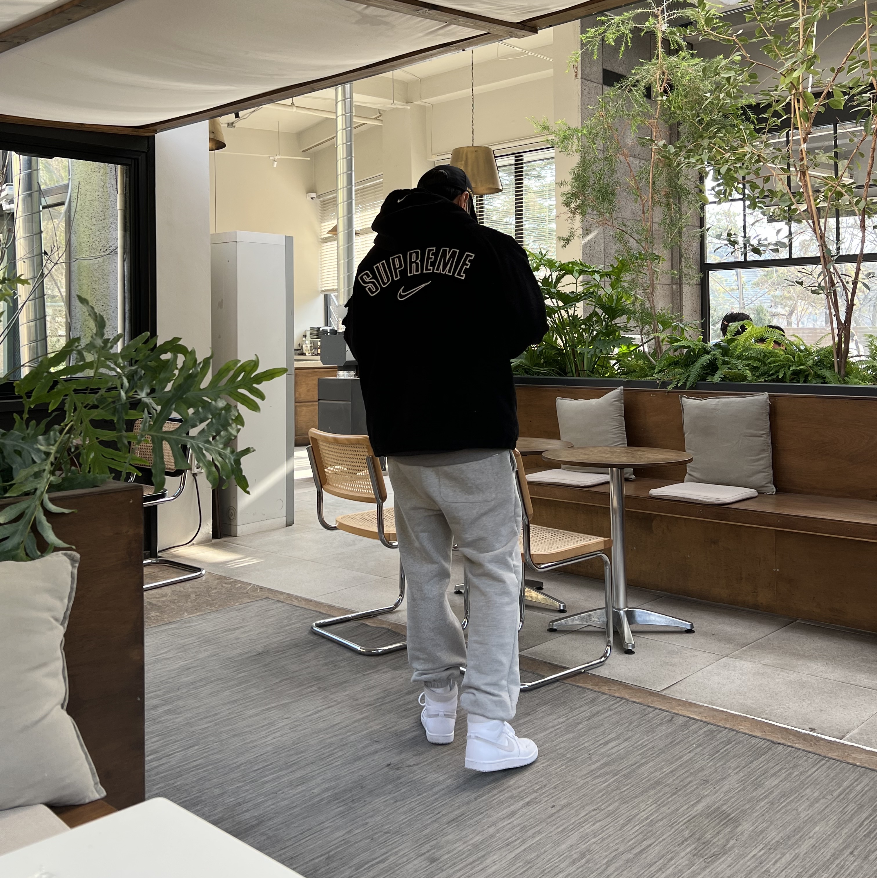 Supreme x Nike Arc Corduroy Hooded Jacket Black - 22SS, Jordan 1 High 85 Neutral Grey 착용 스타일 - 1