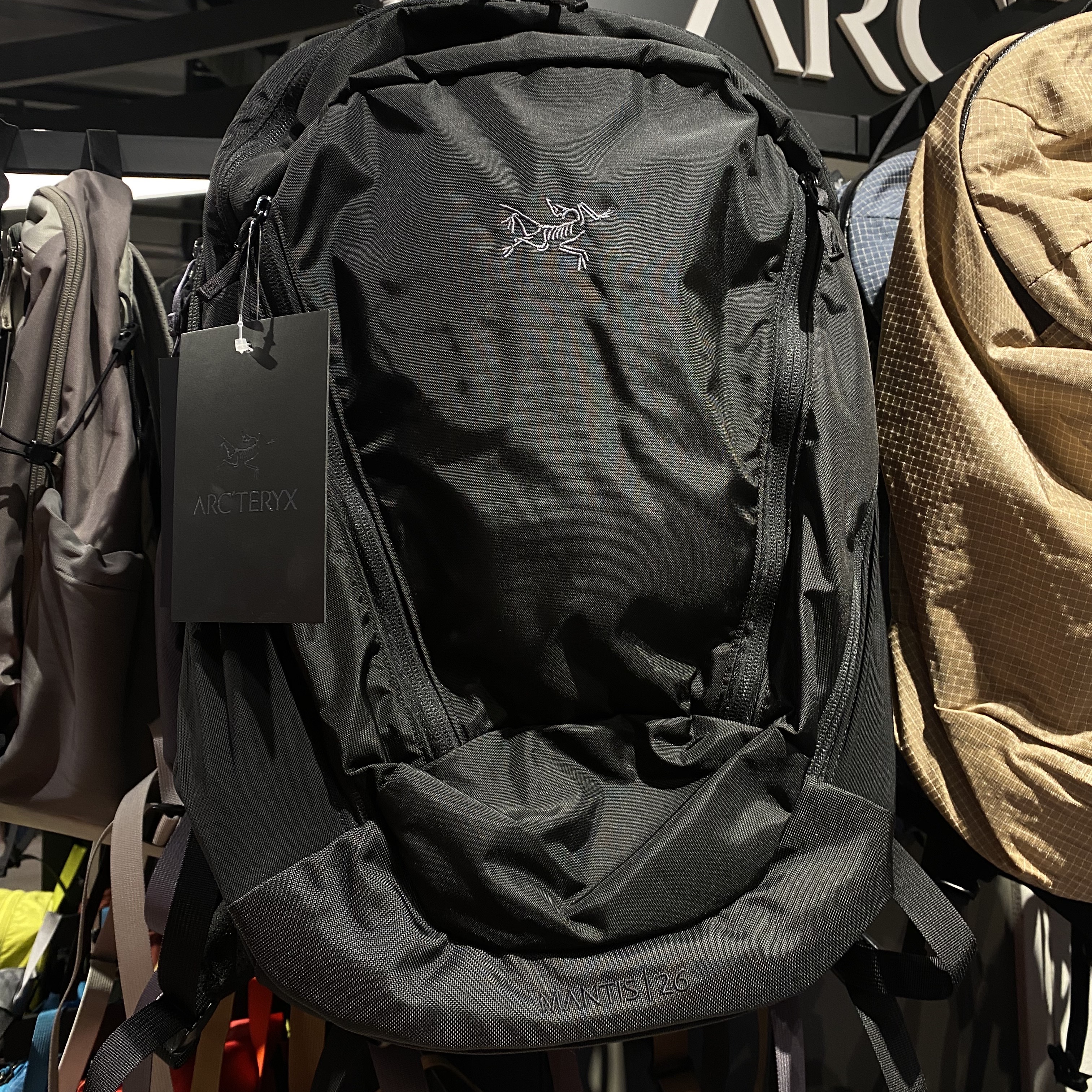Arc'teryx Mantis 26 Backpack Black 착용 스타일 - 1
