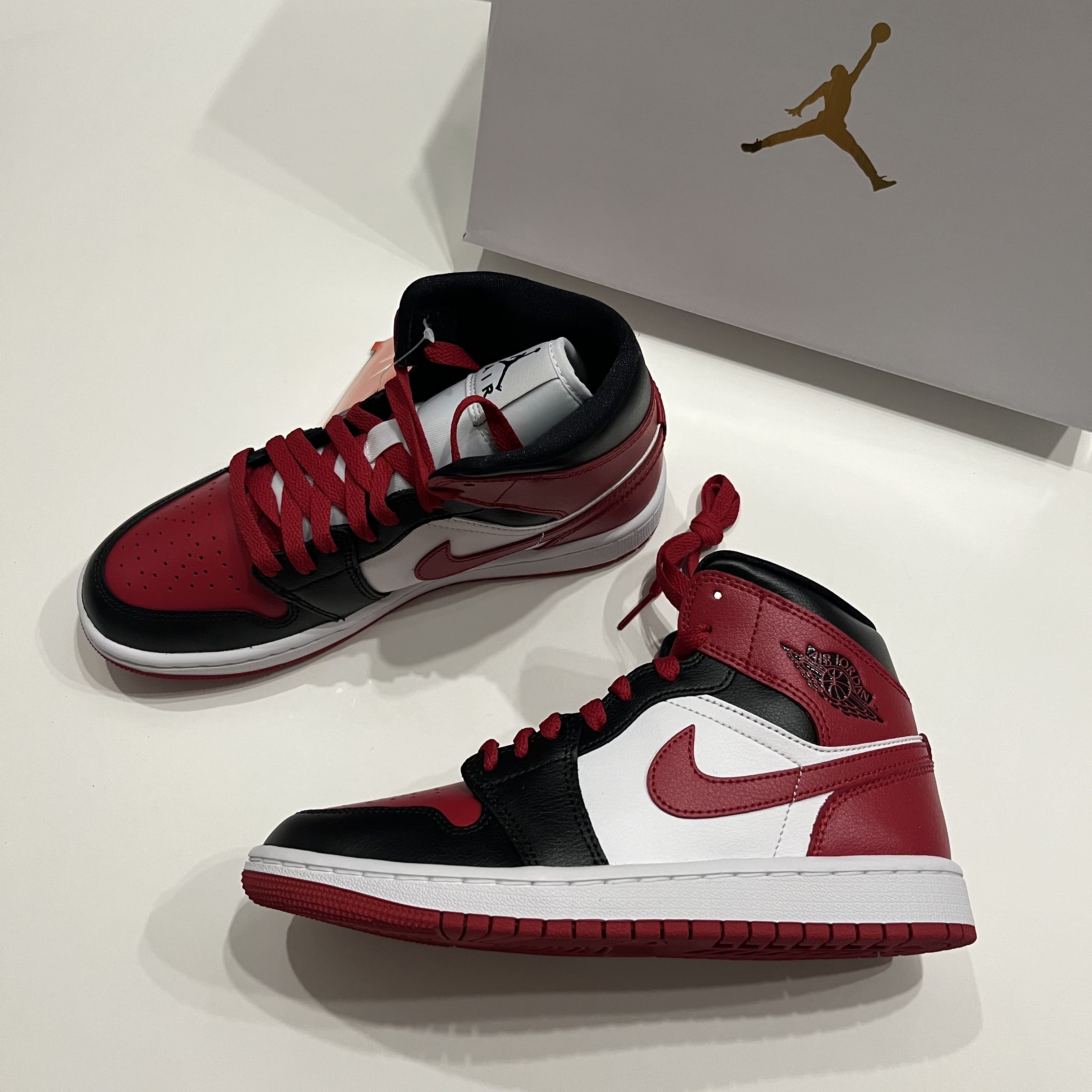 (W) Jordan 1 Mid Black and Gym Red 착용 스타일 - 1