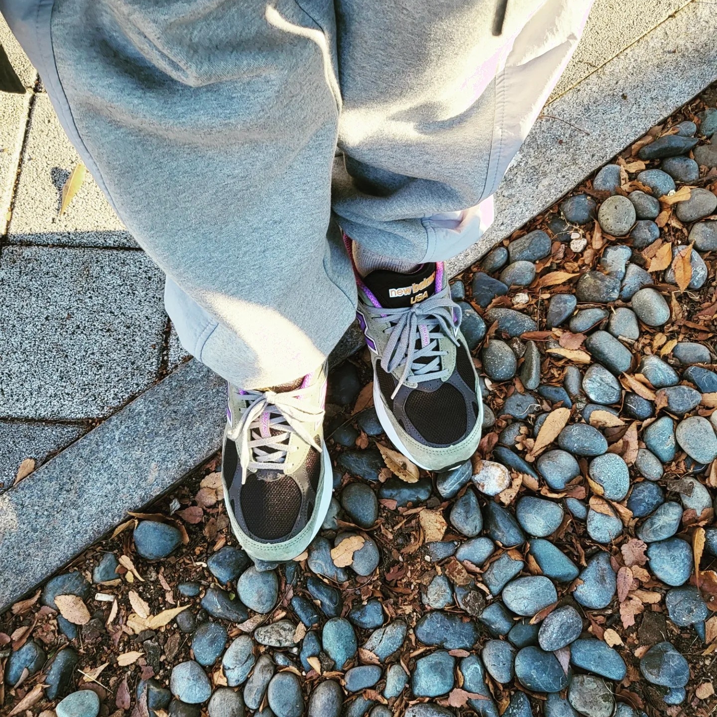 New Balance 990v3 Made in USA Olive Leaf Black 착용 스타일 - 3