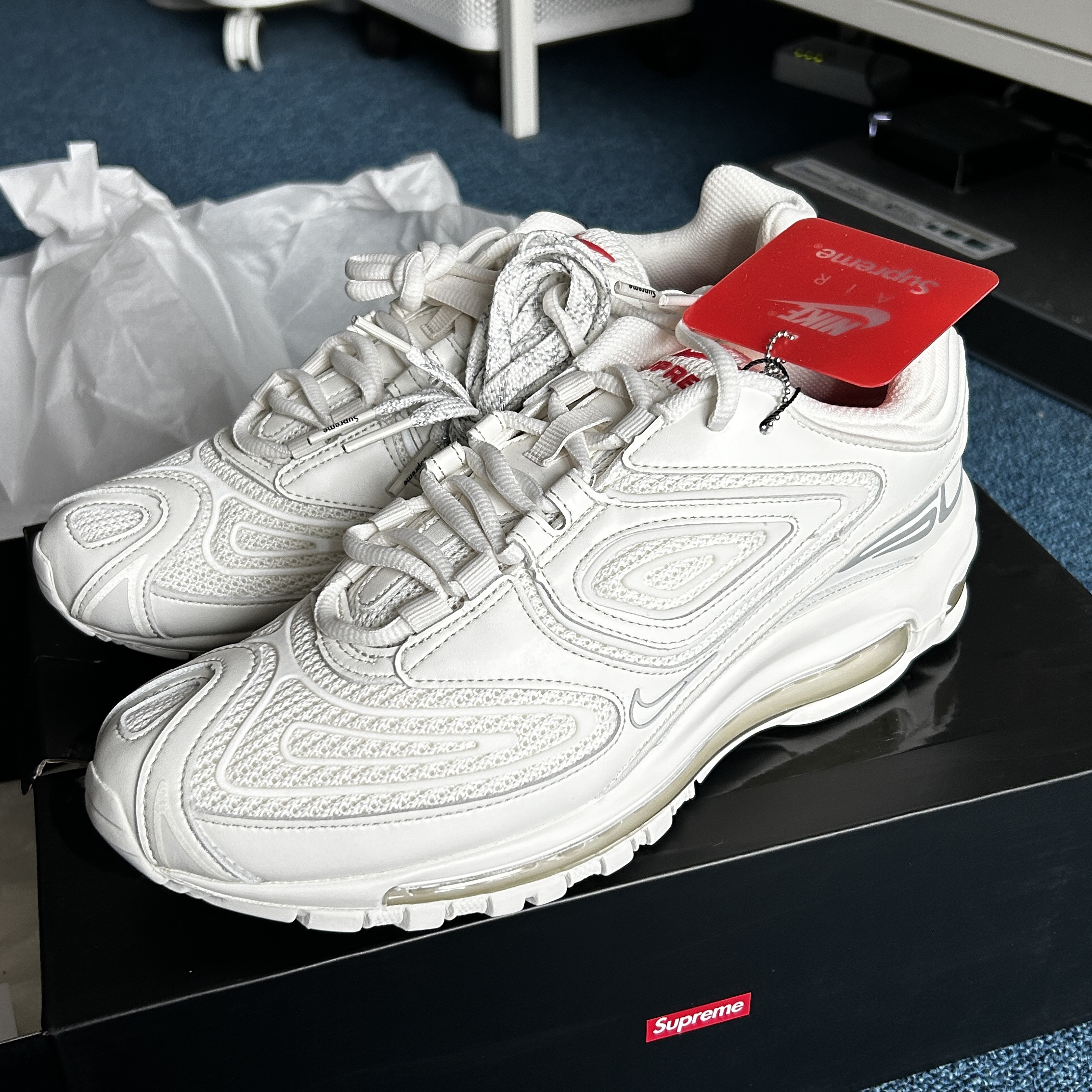 Nike x Supreme Air Max 98 TL White 착용 스타일 - 2