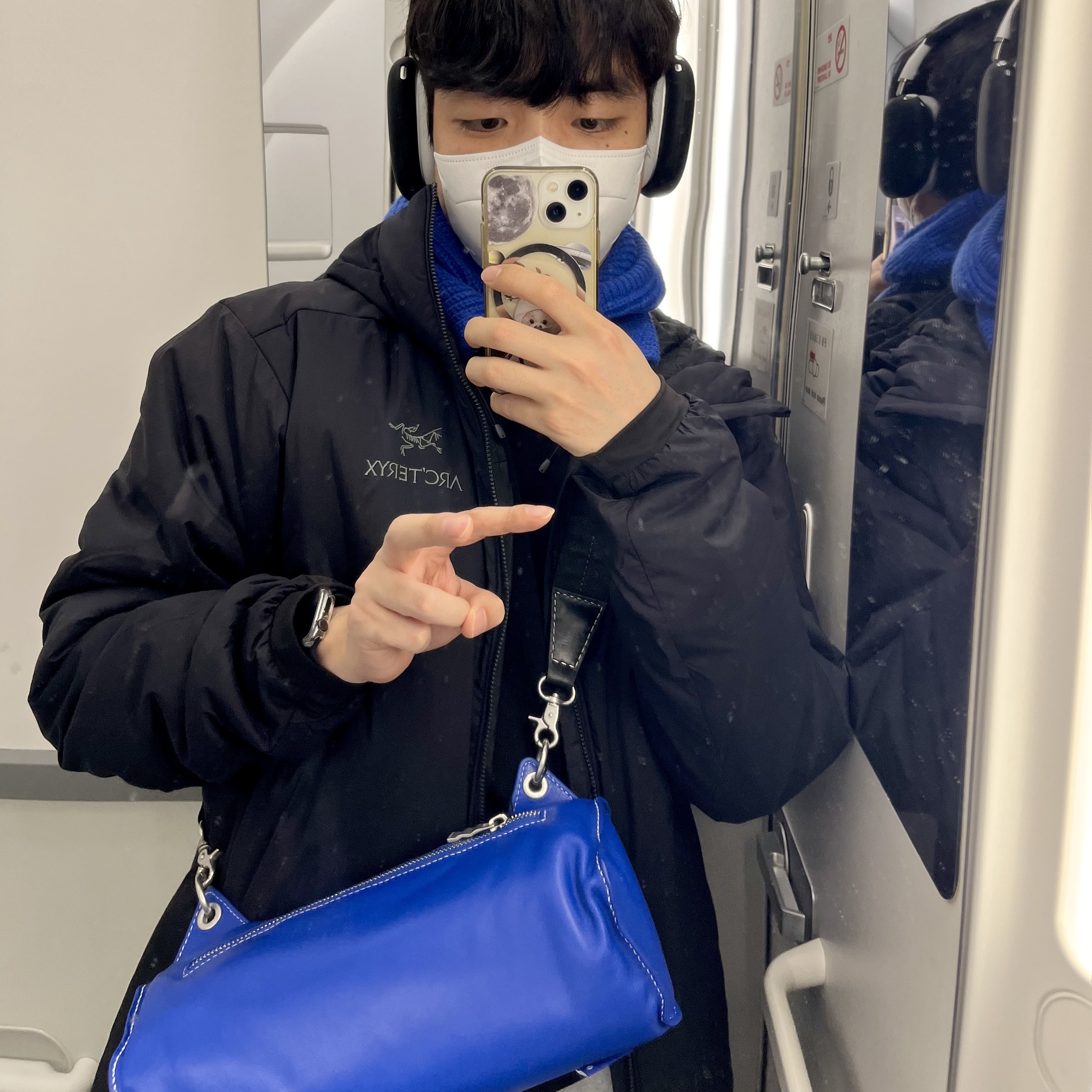 Ader Error x Zara Leather Shoulder Bag Blue, Arc'teryx Atom AR Hoody Black 착용 스타일