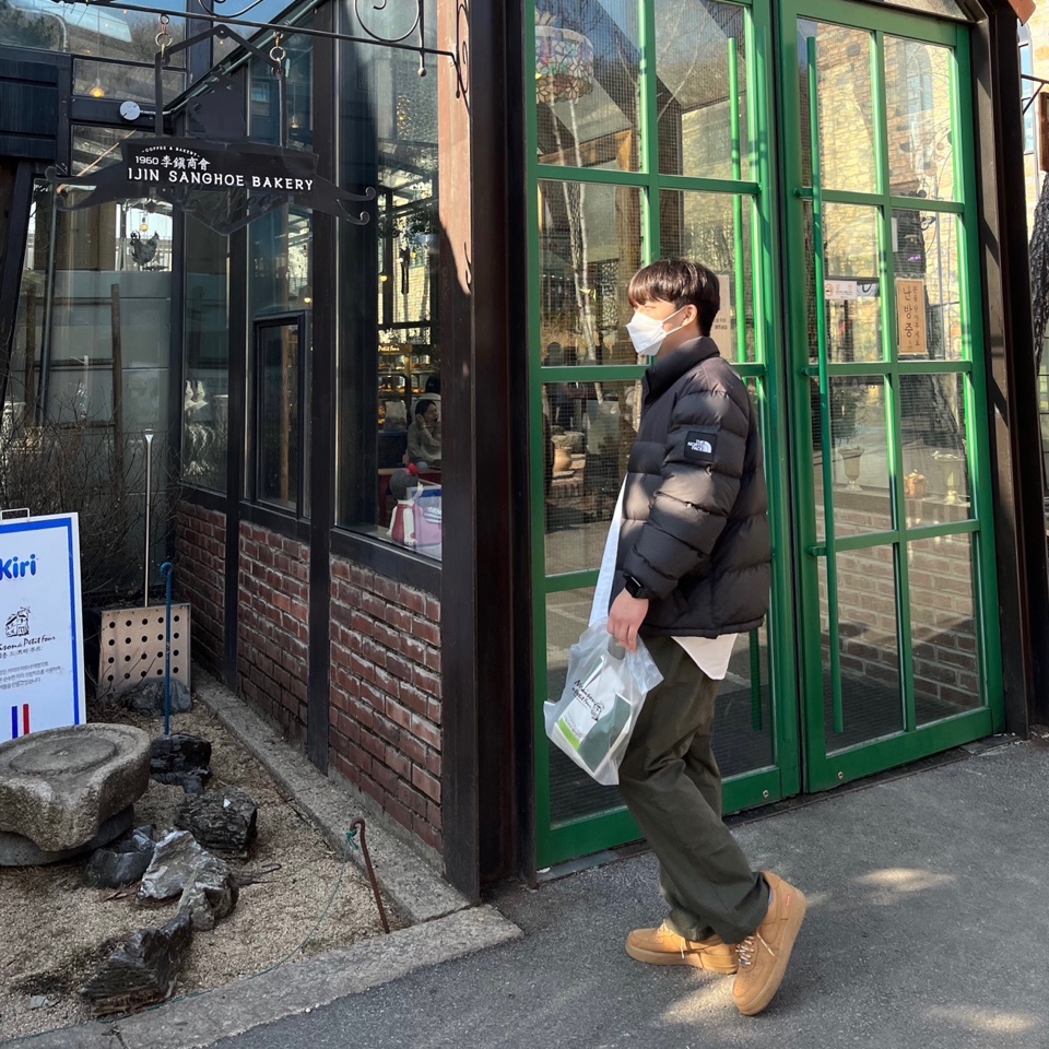 The North Face 1992 Nuptse Jacket Black, Nike x Supreme Air Force 1 Low Flax 착용 스타일