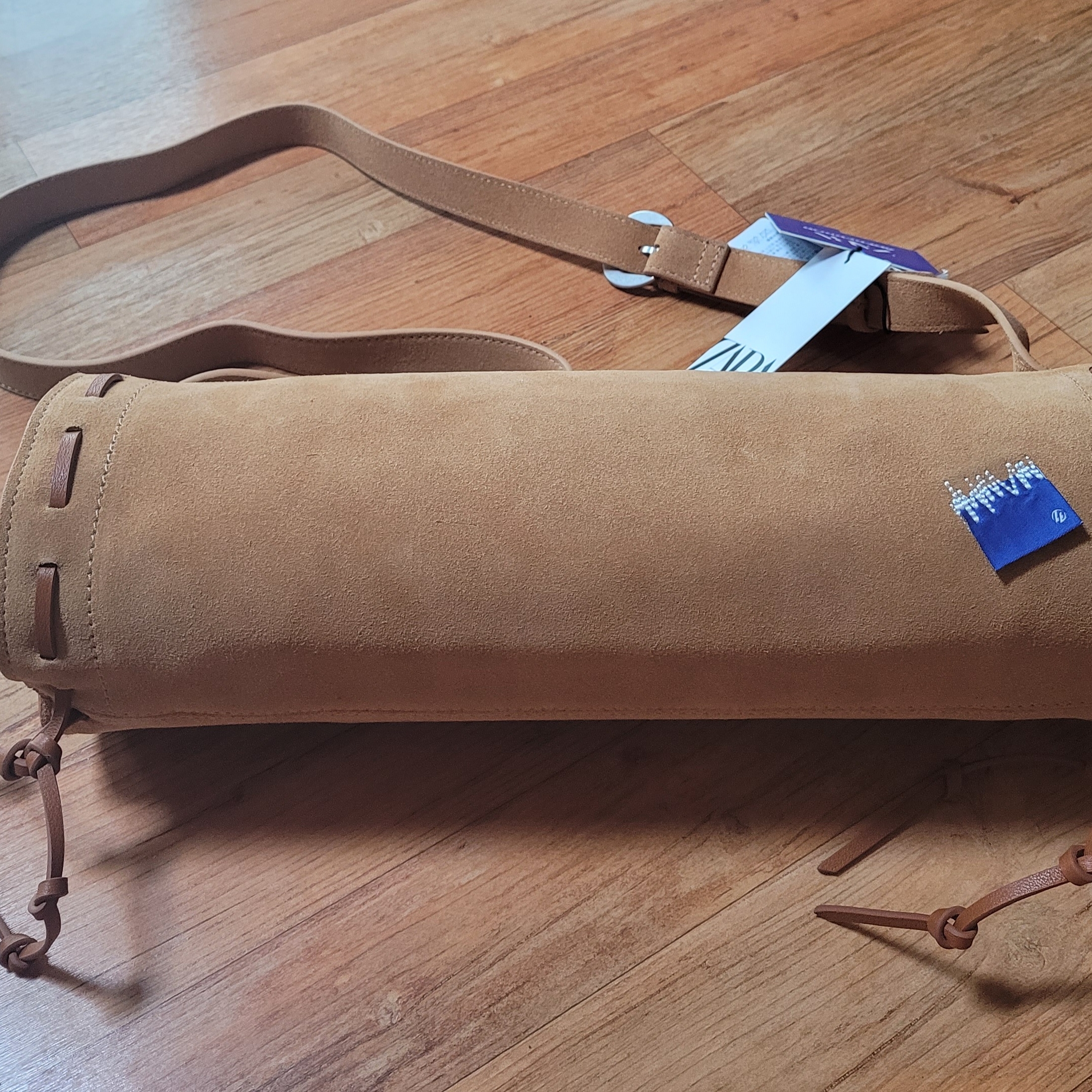 Ader Error x Zara Stitch Split Suede Crossbody Bag Ochre 착용 스타일 - 1
