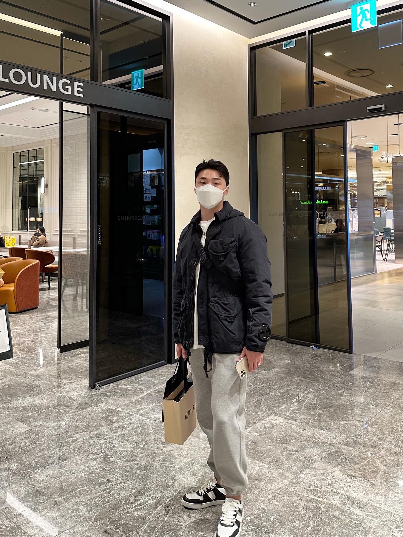 Dior Saddle Bag Black Dior Oblique Jacquard, Celine CT-04 Low Lace Up Calfskin Sneakers Optic White Black 착용 스타일 - 1