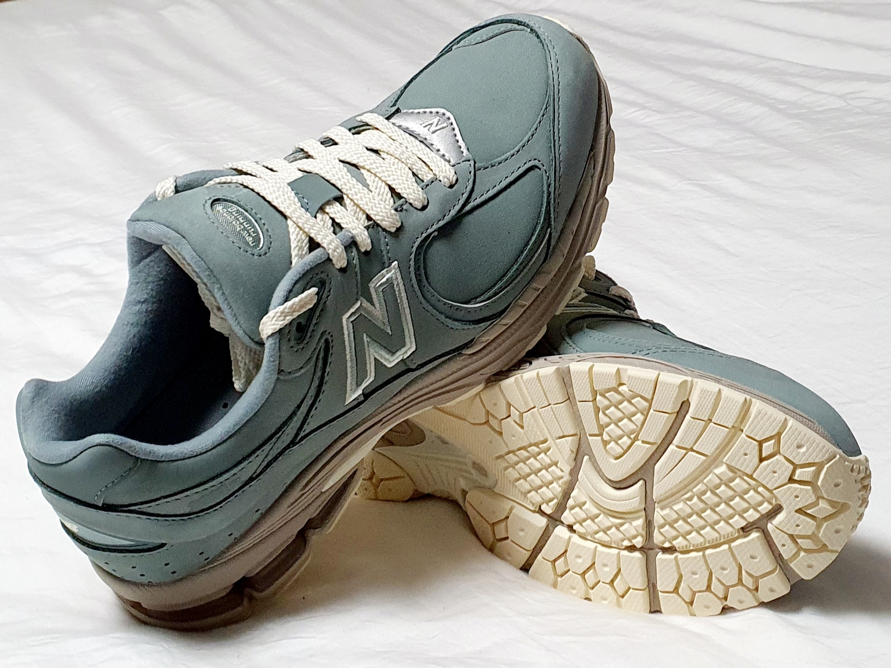New Balance x Kith 2002R Slate Grey 착용 스타일 - 4