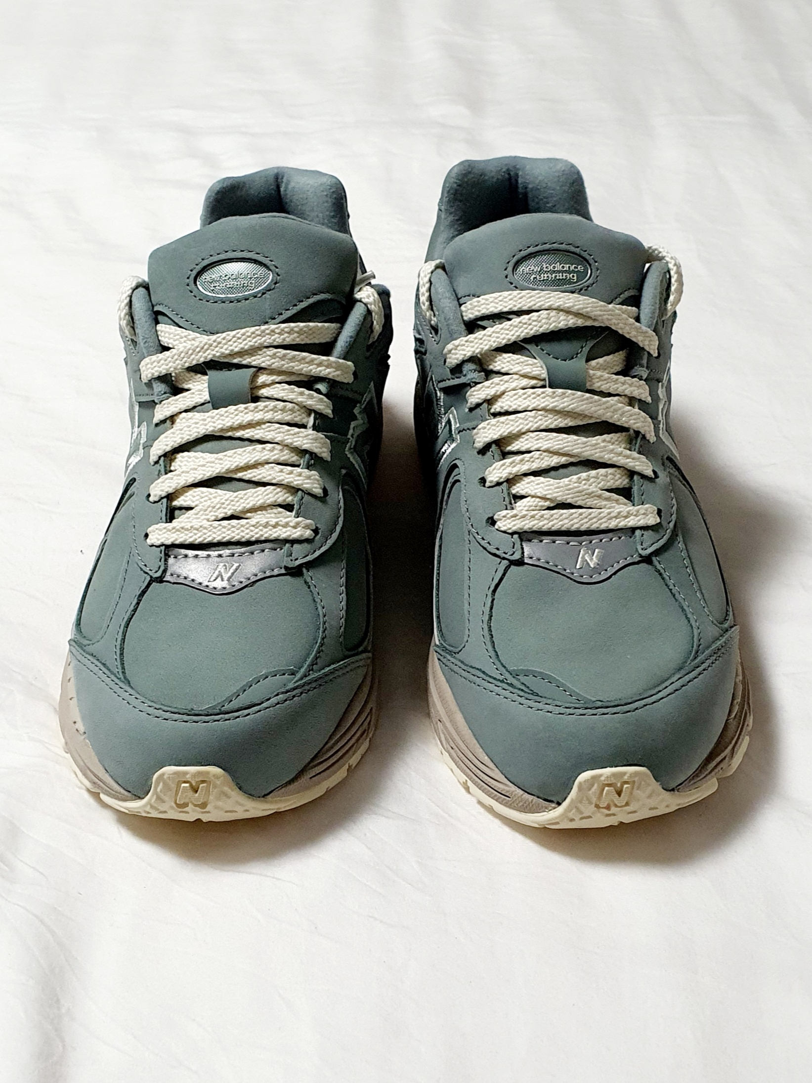 New Balance x Kith 2002R Slate Grey 착용 스타일 - 4