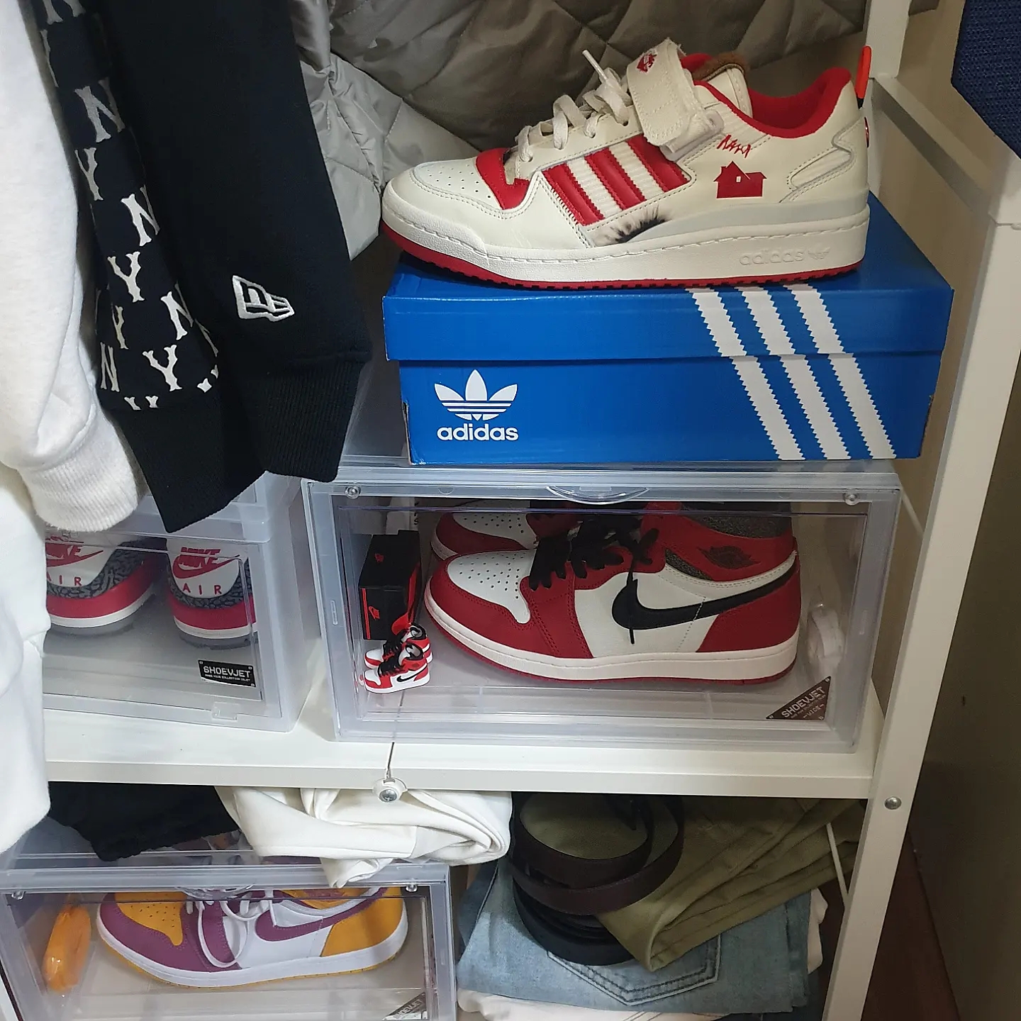 Adidas Forum Low Home Alone, Jordan 1 Retro High OG University Gold Light Bordeaux 착용 스타일 - 4