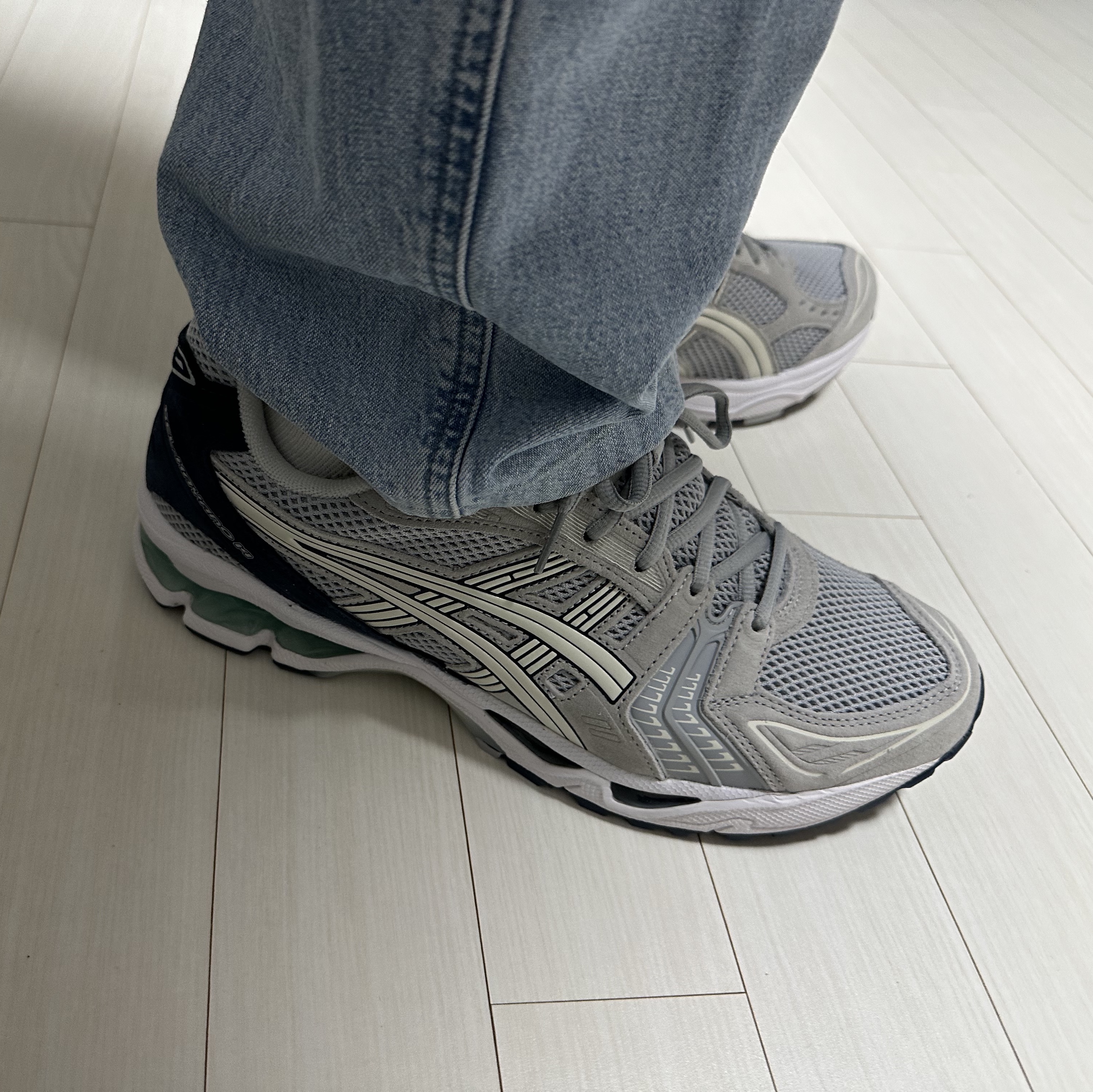 Asics Gel-Kayano 14 Piedmont Grey 착용 스타일 - 1