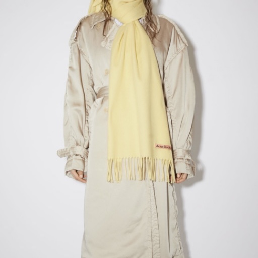 Acne Studios Wool Fringe Muffler Vanilla Yellow 착용 스타일