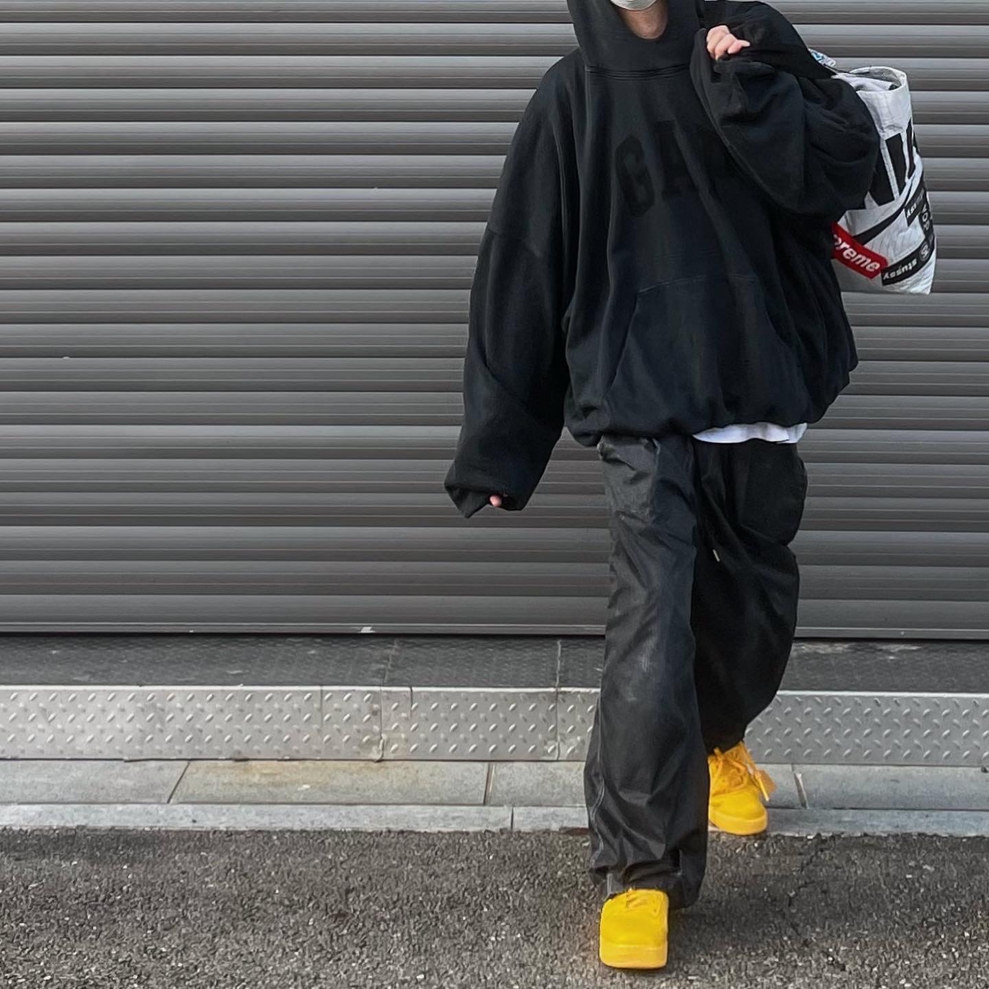 Nike x Off-White Air Force 1 '07 University Gold, Yeezy Gap Engineered By Balenciaga Dove Hoodie Washed Black 착용 스타일 - 1