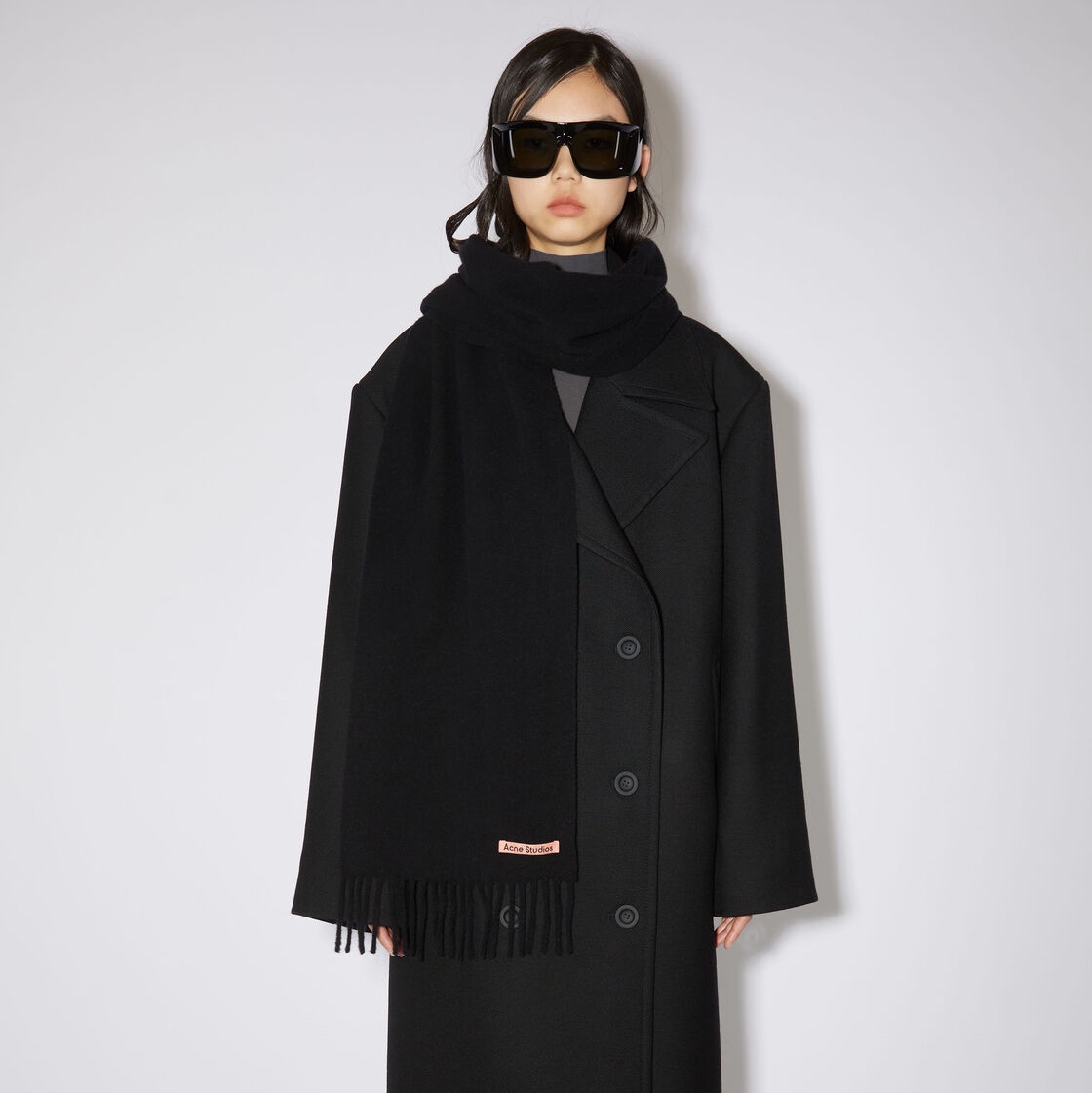 Acne Studios Wool Fringe Muffler Black 착용 스타일