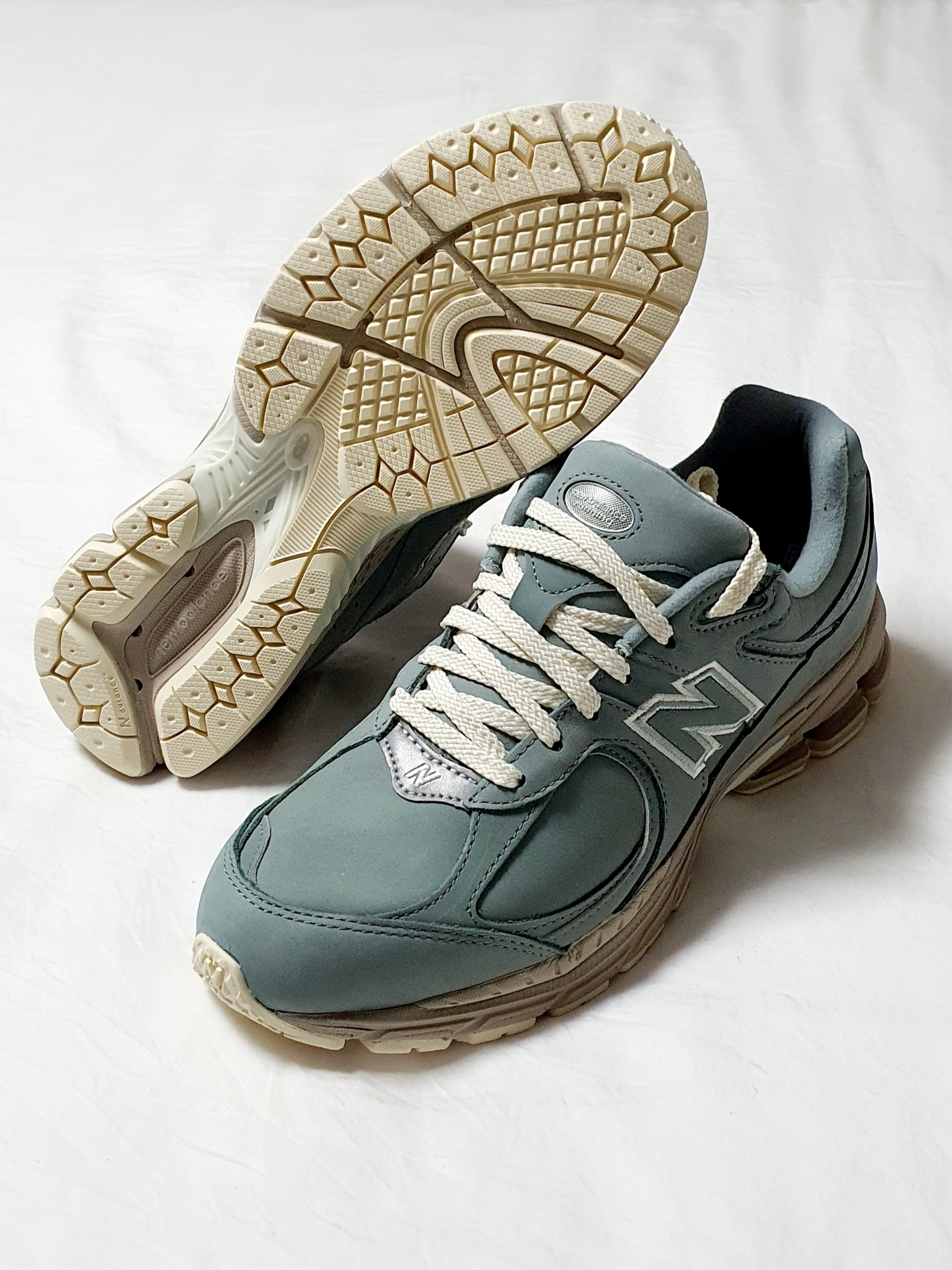 New Balance x Kith 2002R Slate Grey 착용 스타일 - 2