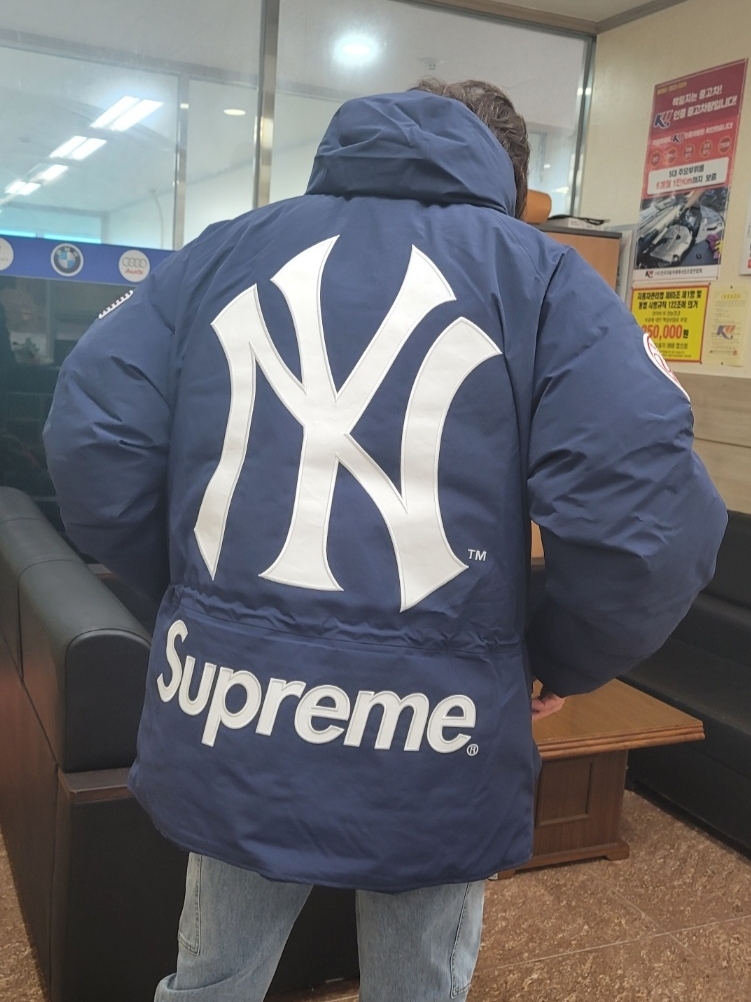Supreme x New York Yankees Gore-Tex 700-Fill Down Jacket Navy - 21FW, Nike LeBron 7 Baseball Blue 착용 스타일