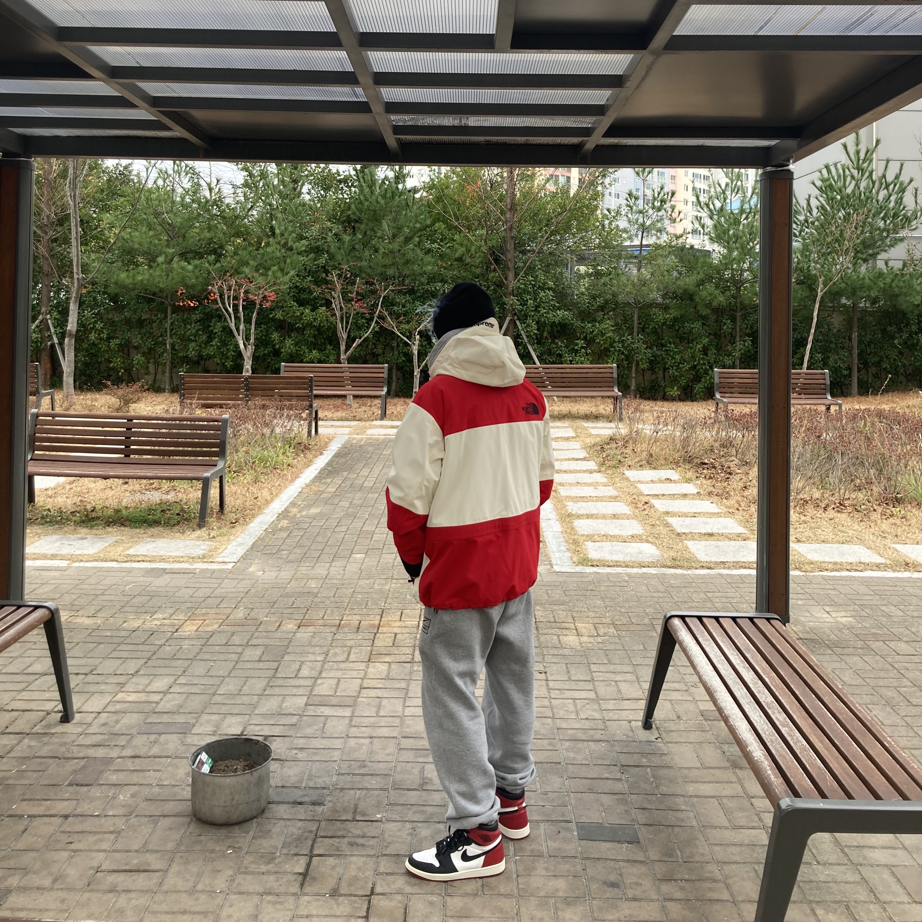Supreme x The North Face Expedition Jacket White - 18FW, Jordan 1 Retro High OG Black Toe 2016 착용 스타일