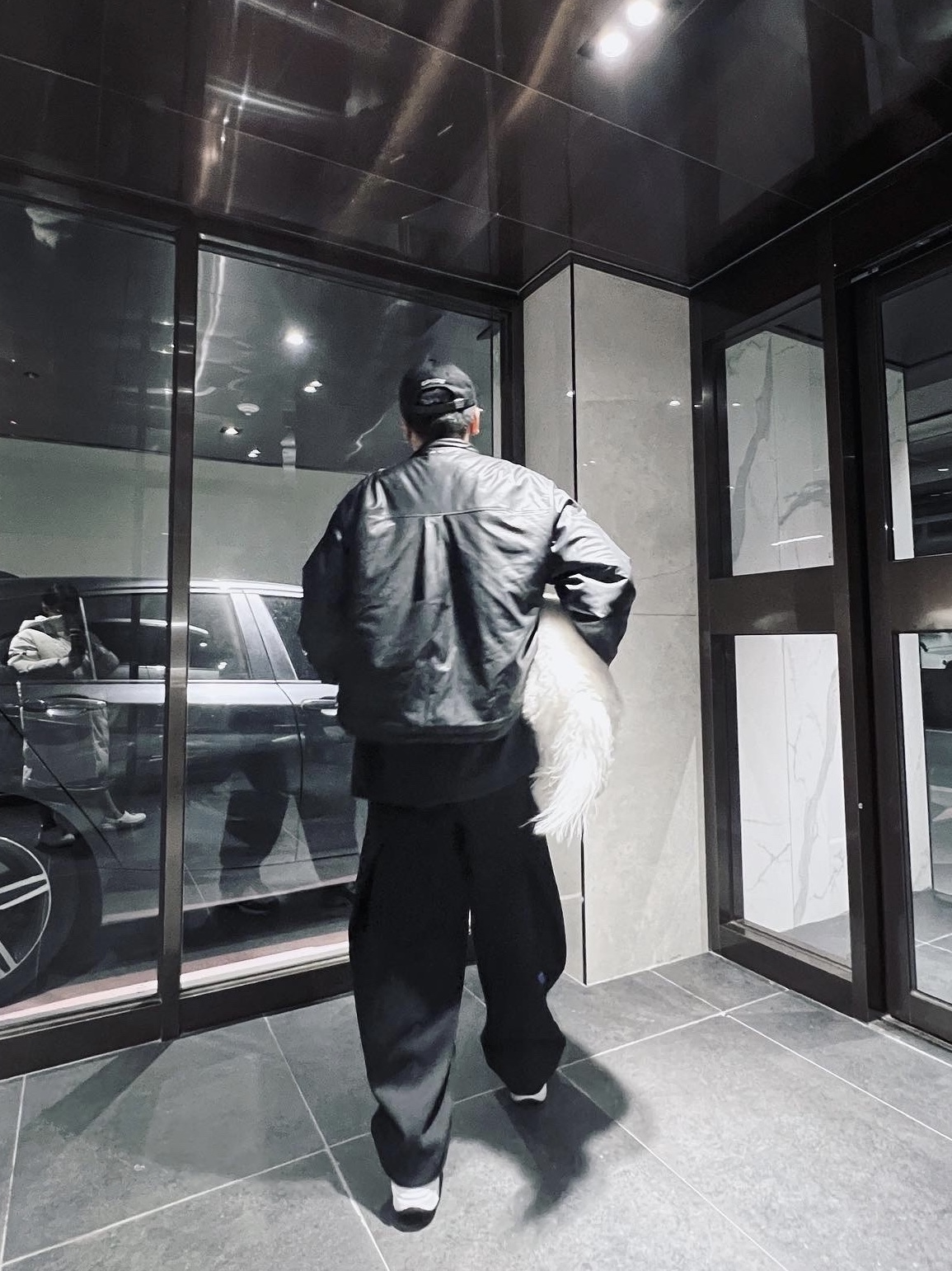 Nike x Comme des Garcons Homme Plus Air Max Sunder SP White Black, Zara x Ader Error Jogger Pants Black 착용 스타일 - 1