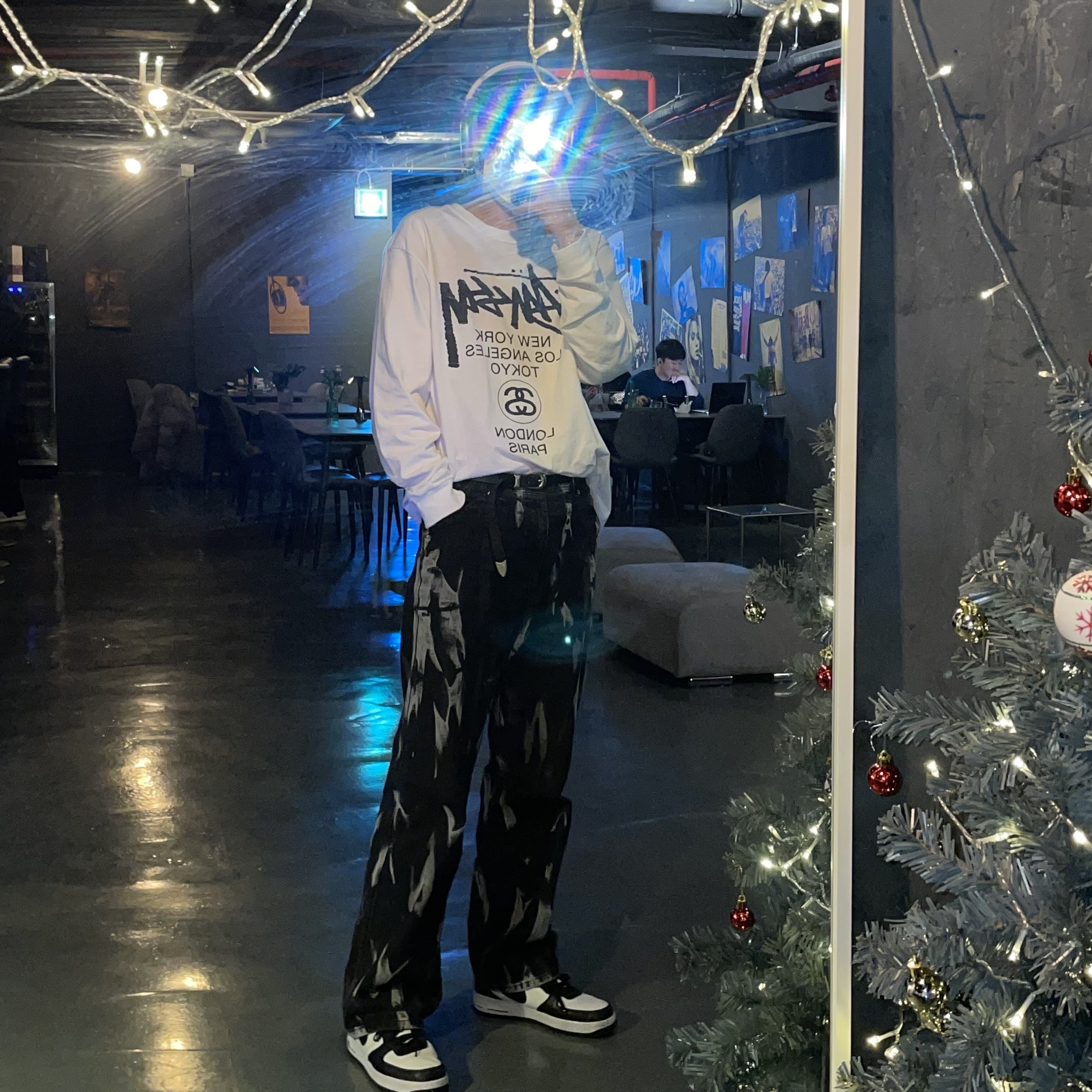 Stussy World Tour LS T-Shirt White, Nike x Stussy Air Force 1 '07 Mid SP Black and Light Bone 착용 스타일