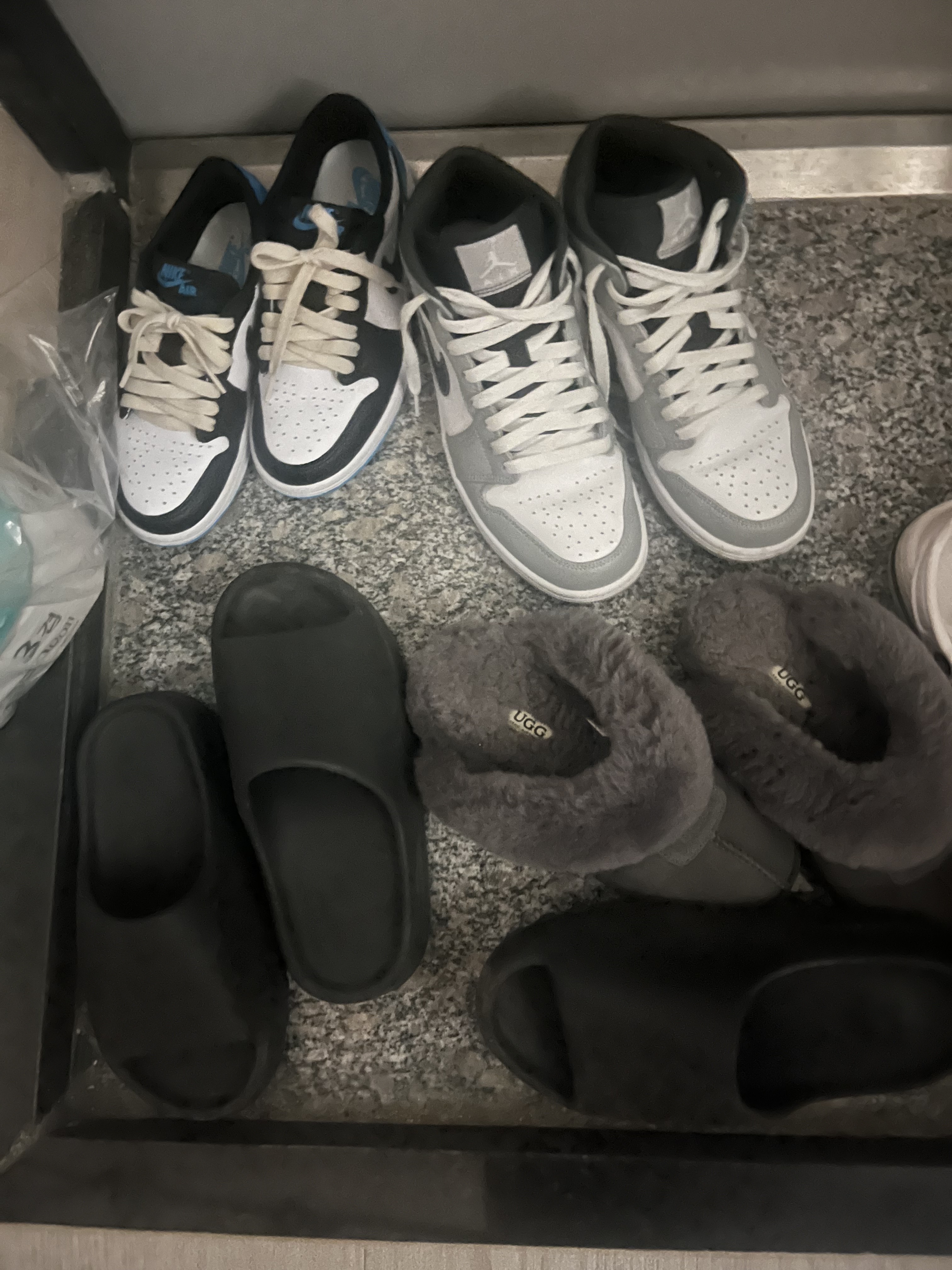 Jordan 1 Mid Light Smoke Grey Anthracite, Adidas Yeezy Slide Onyx 착용 스타일