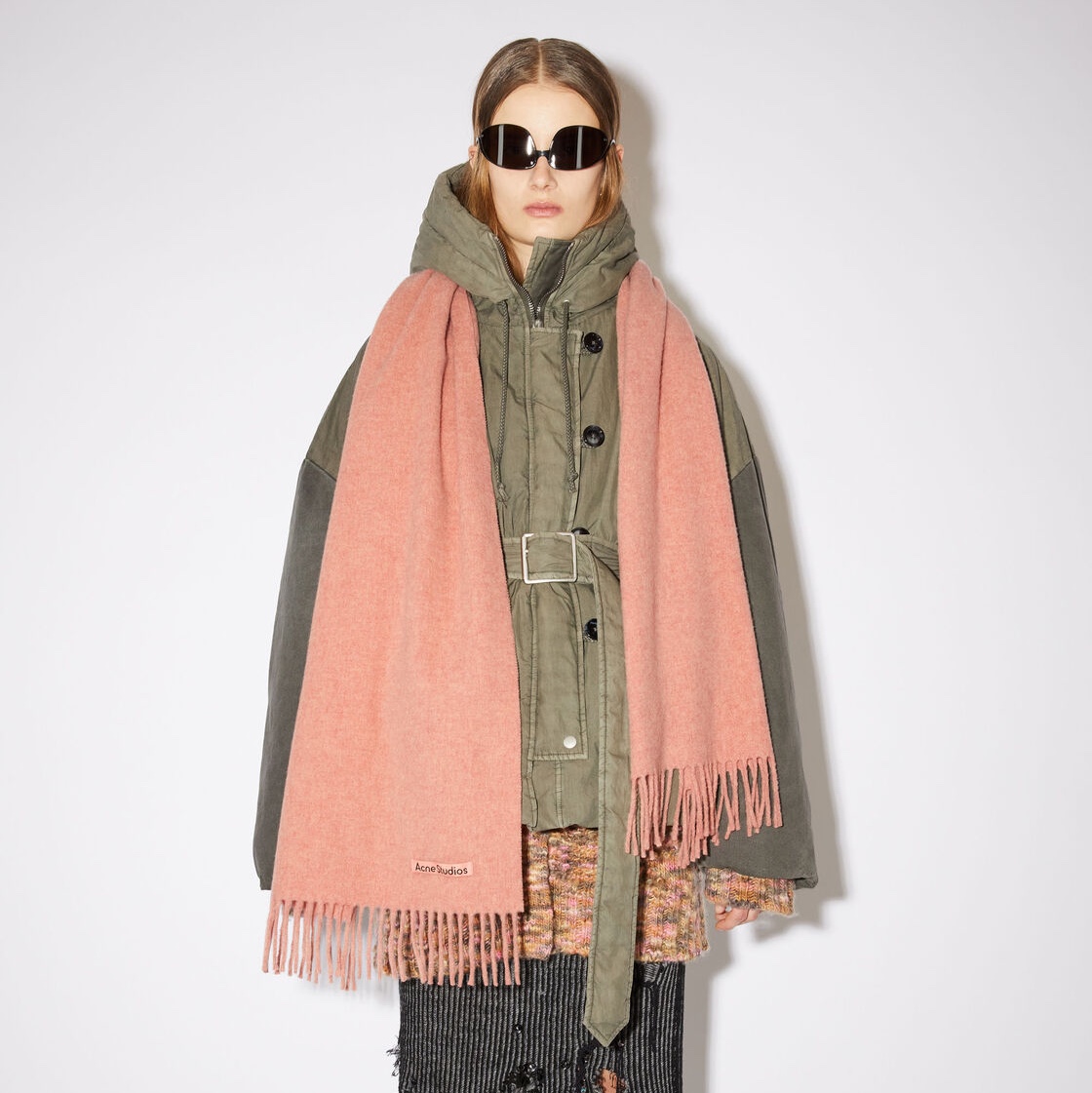 Acne Studios Wool Fringe Muffler Rose Melange 착용 스타일