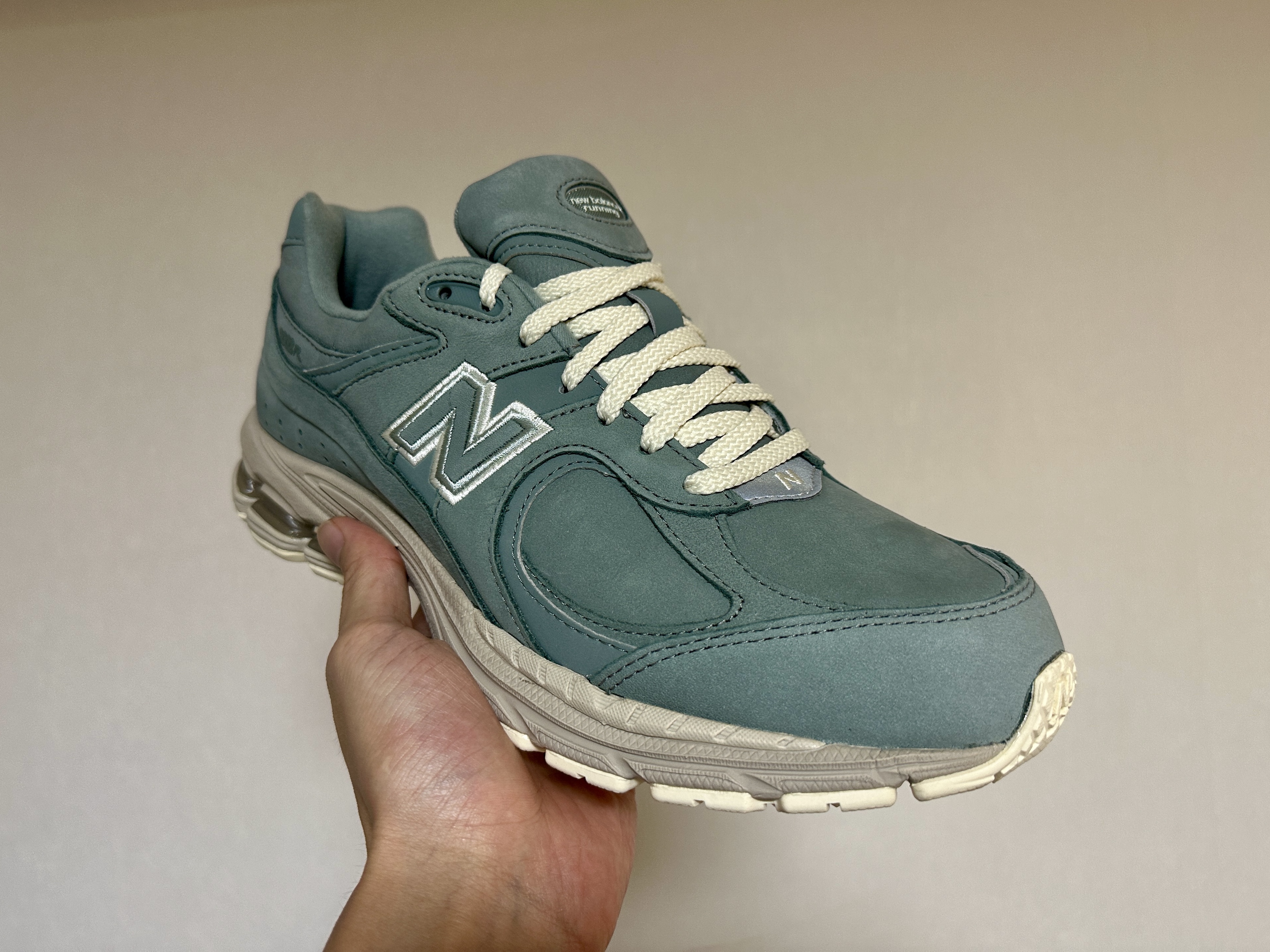 New Balance x Kith 2002R Slate Grey 착용 스타일 - 2