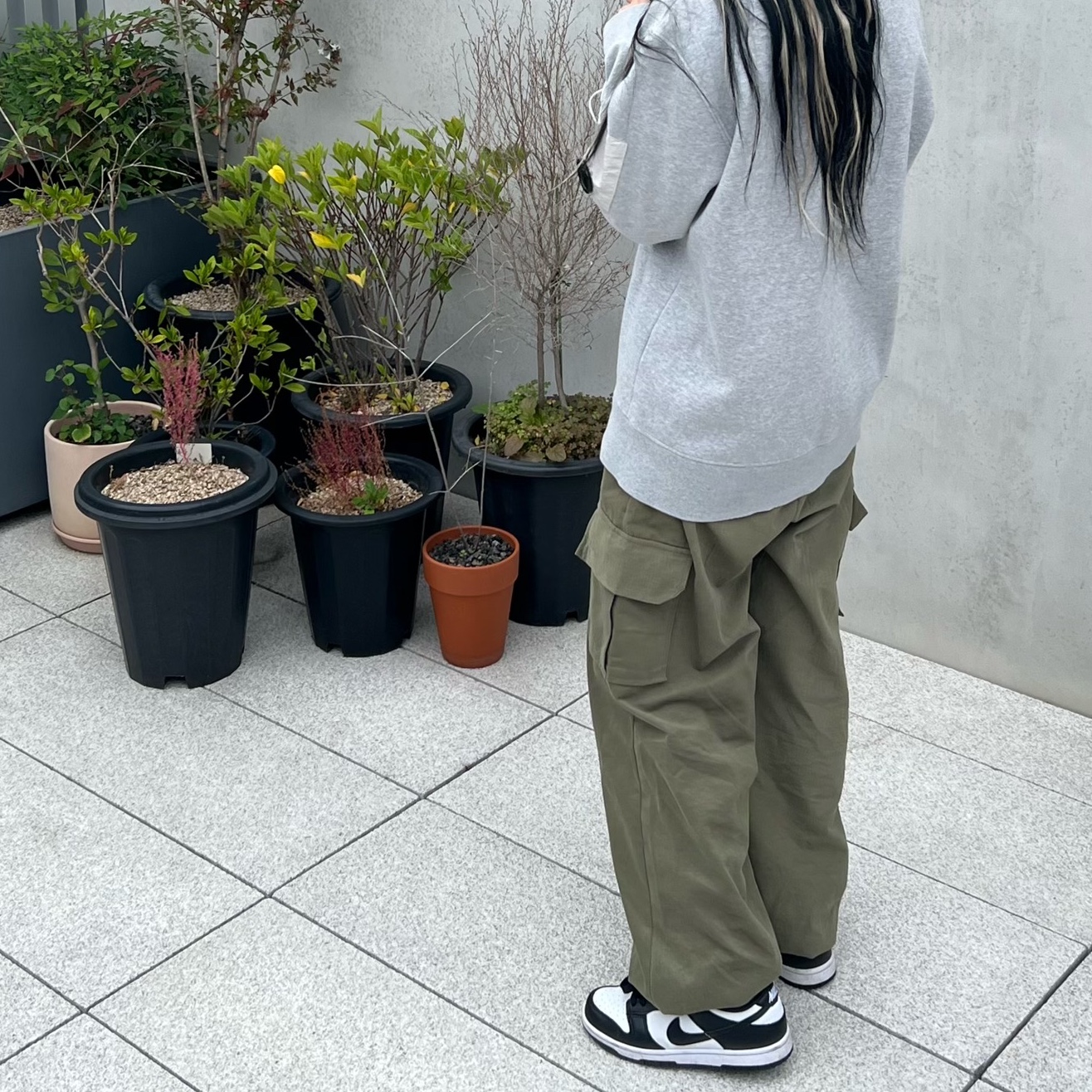 C.P. Company Light Fleece Sweatshirt Grey Melange - 22FW, Nike Dunk Low Retro Black 착용 스타일 - 2