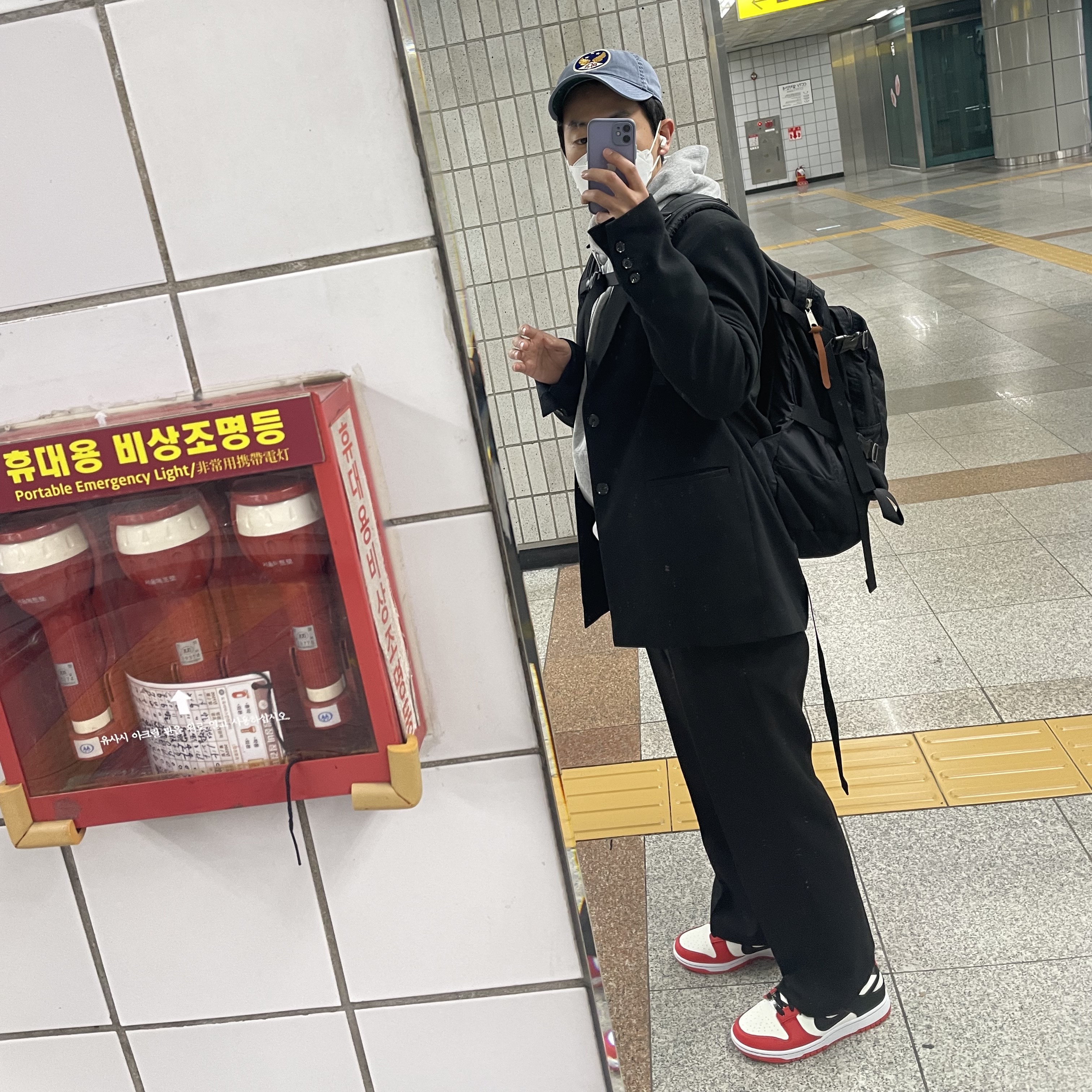 Nike x NBA Dunk Low Retro EMB Black and Chile Red 착용 스타일