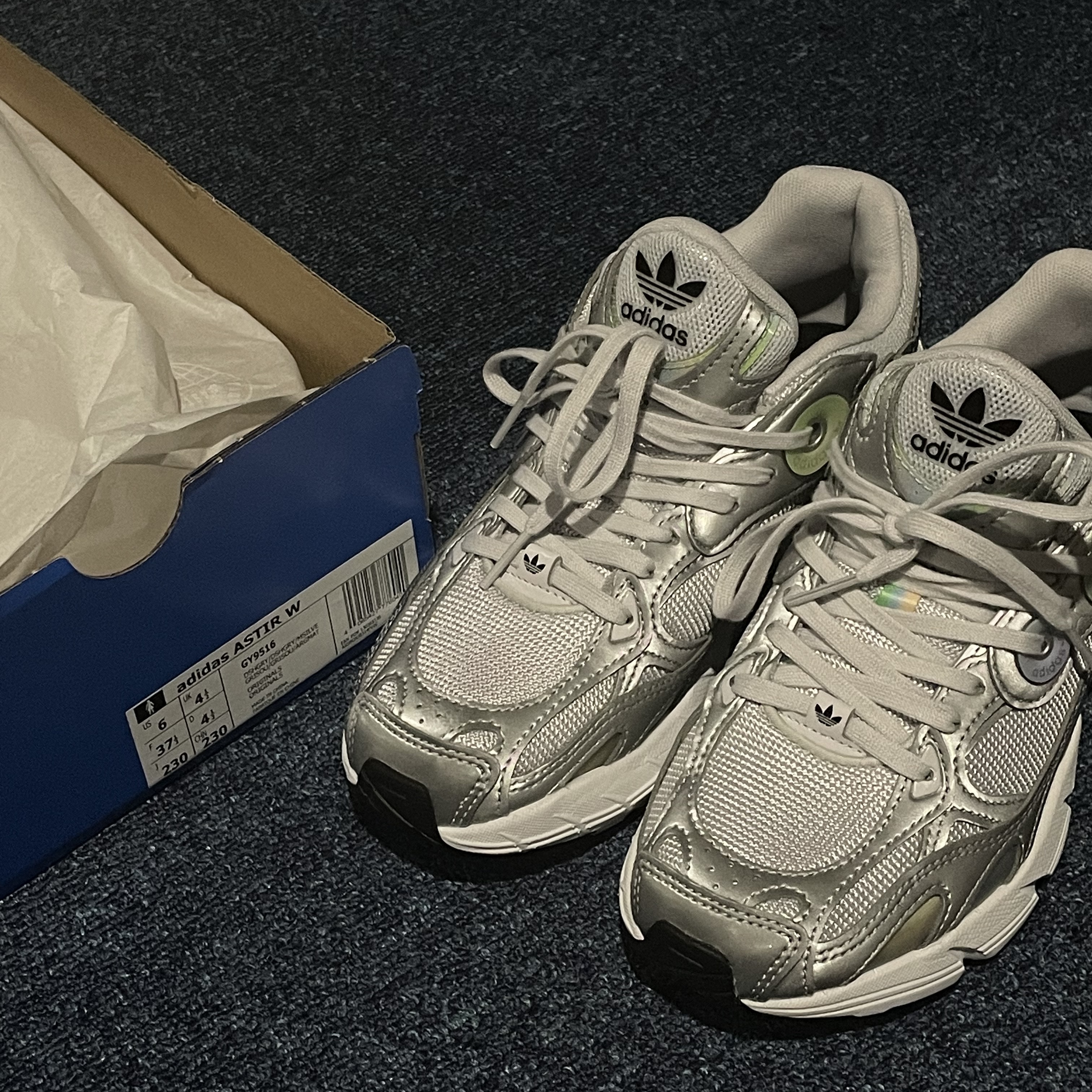 (W) Adidas Astir Dash Grey 착용 스타일 - 2