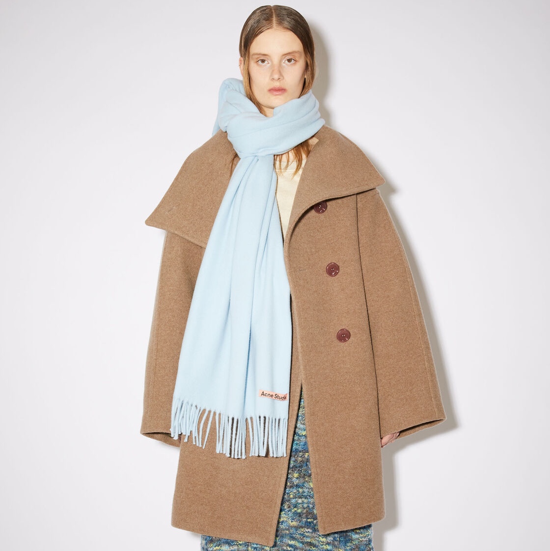 Acne Studios Wool Fringe Muffler Light Blue 착용 스타일 - 1