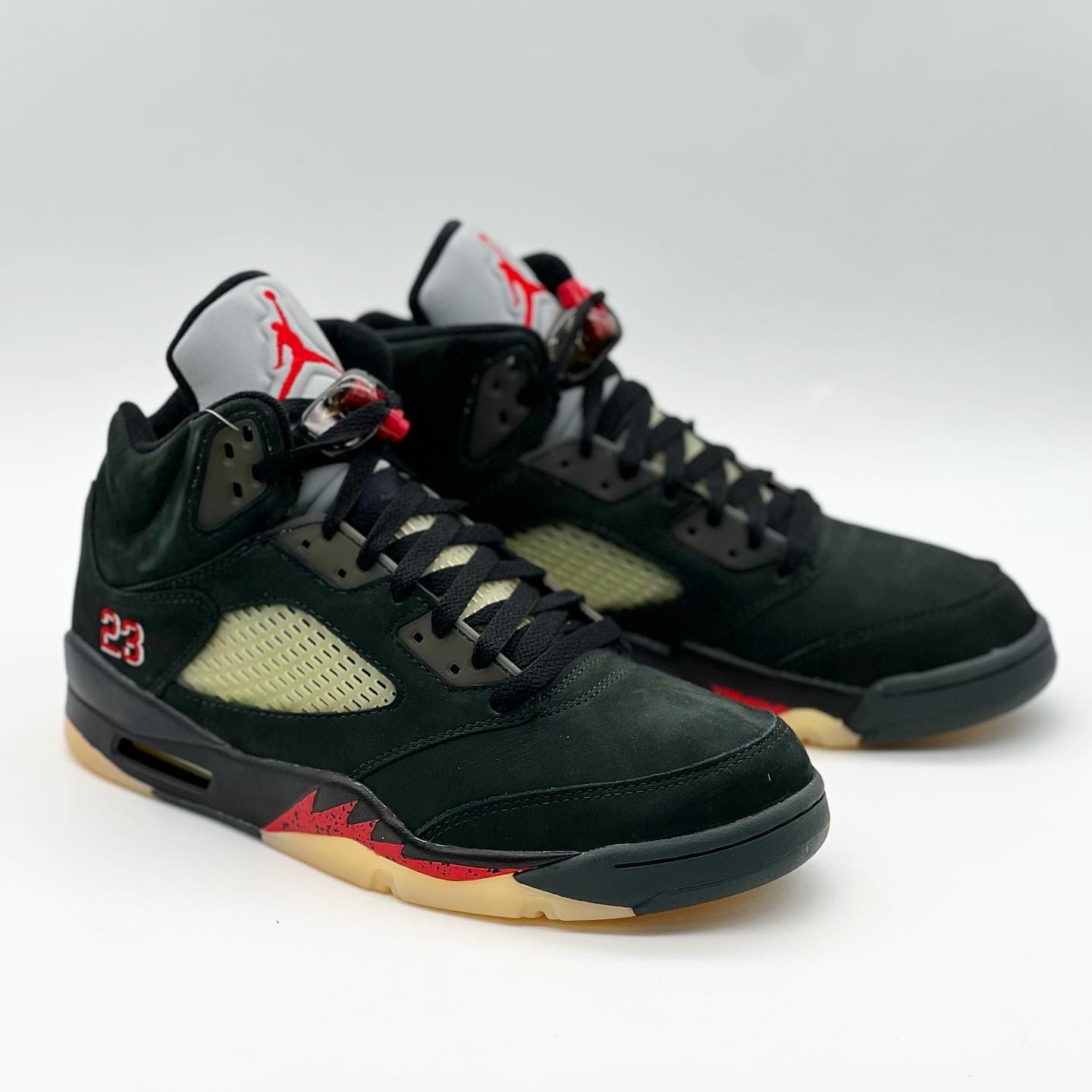 (W) Jordan 5 Retro Gore-Tex Off Noir Fire Red 착용 스타일 - 2