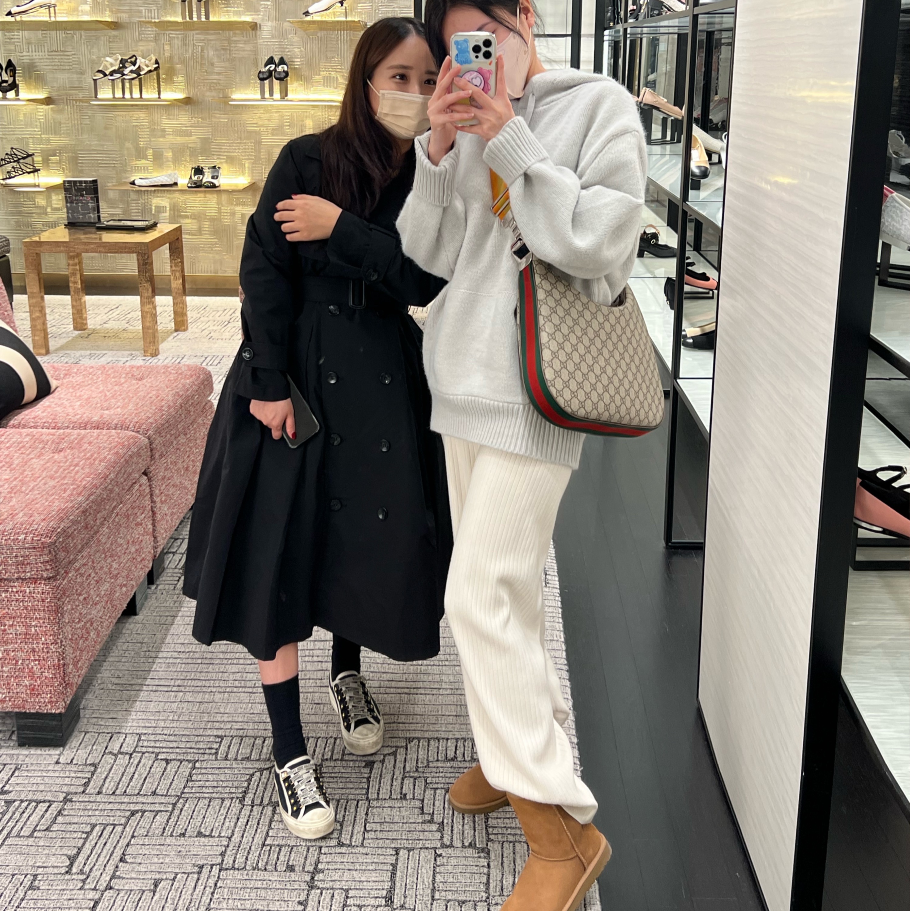 (W) UGG Classic Short II Boots Chestnut, (W) Dior Walk'N'Dior Sneakers Oblique Navy 착용 스타일