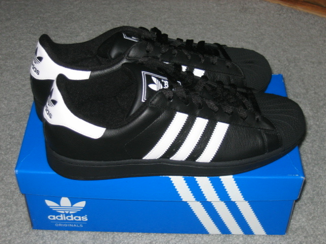 Adidas Superstar Core Black White 착용 스타일