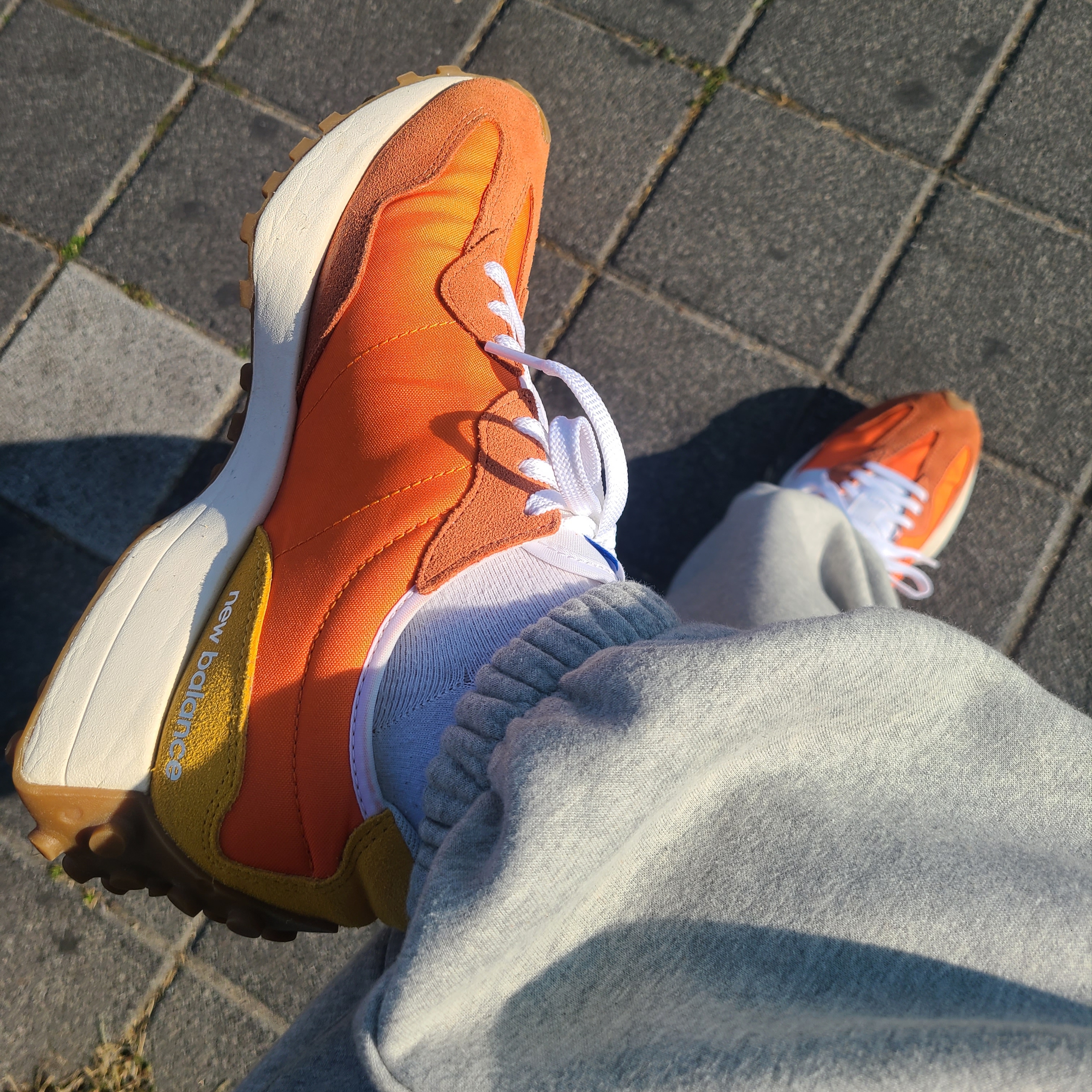 New Balance 327 Orange 착용 스타일
