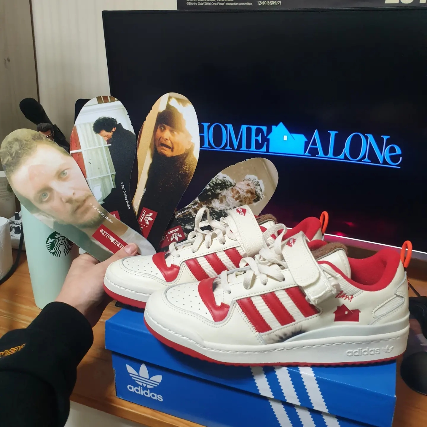 Adidas Forum Low Home Alone, Jordan 1 Retro High OG University Gold Light Bordeaux 착용 스타일 - 1