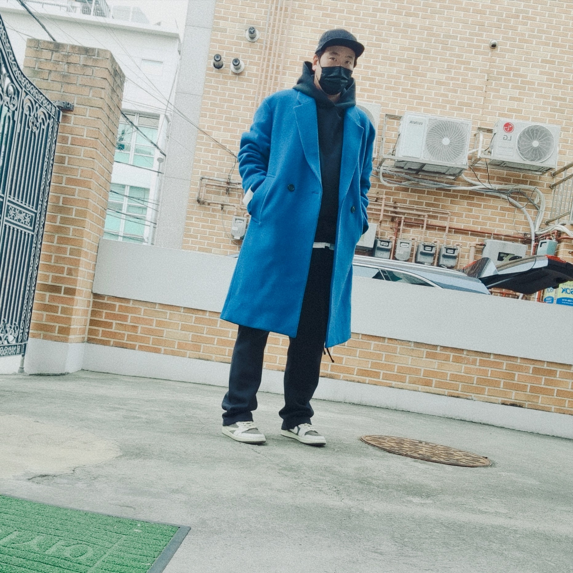 Jordan 1 x Travis Scott Retro Low OG SP Sail and Ridgerock, Essentials The Core Collection Hoodie Stretch Limo 착용 스타일