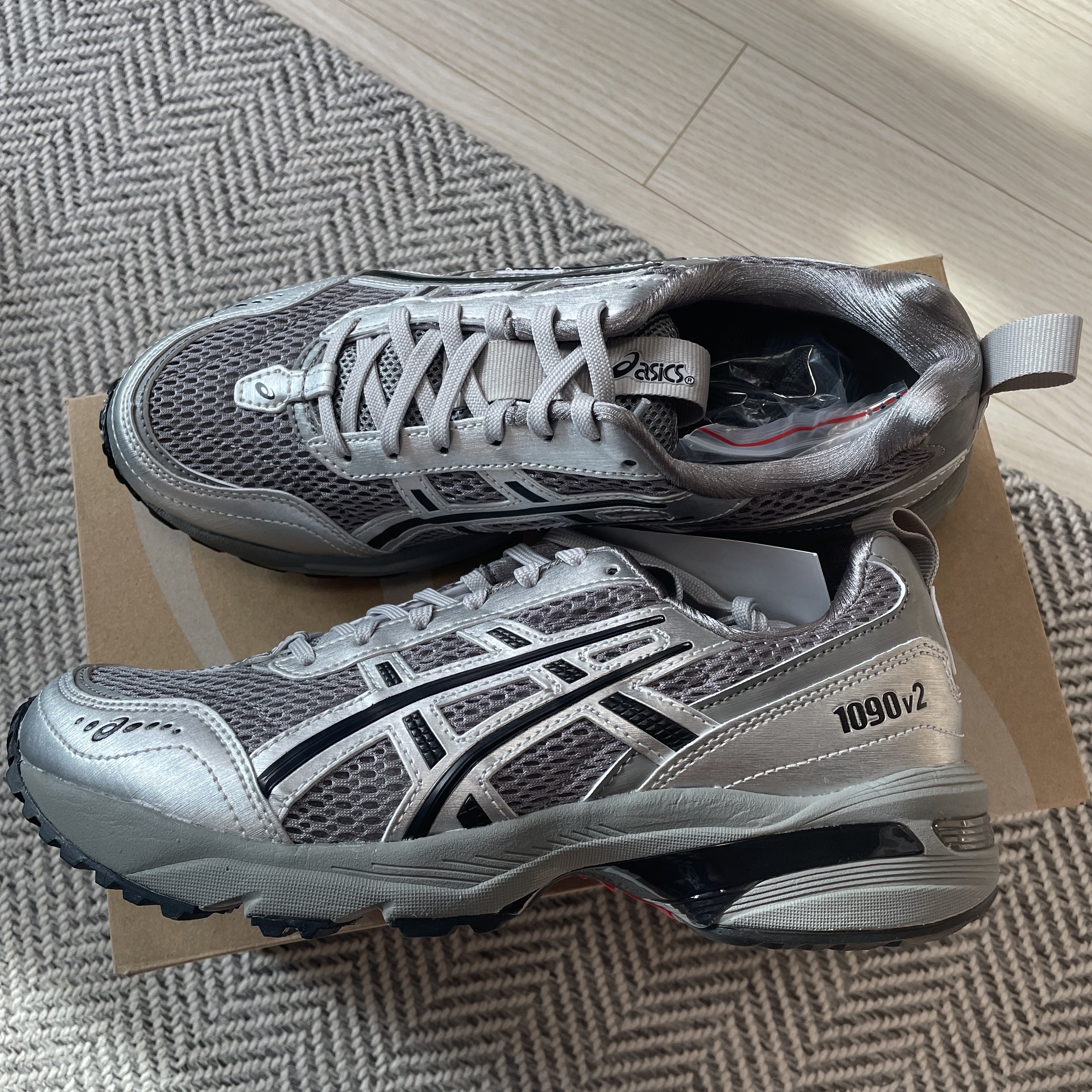 Asics x Freja Wewer Gel-1090 V2 Clay Grey Pure Silver 착용 스타일