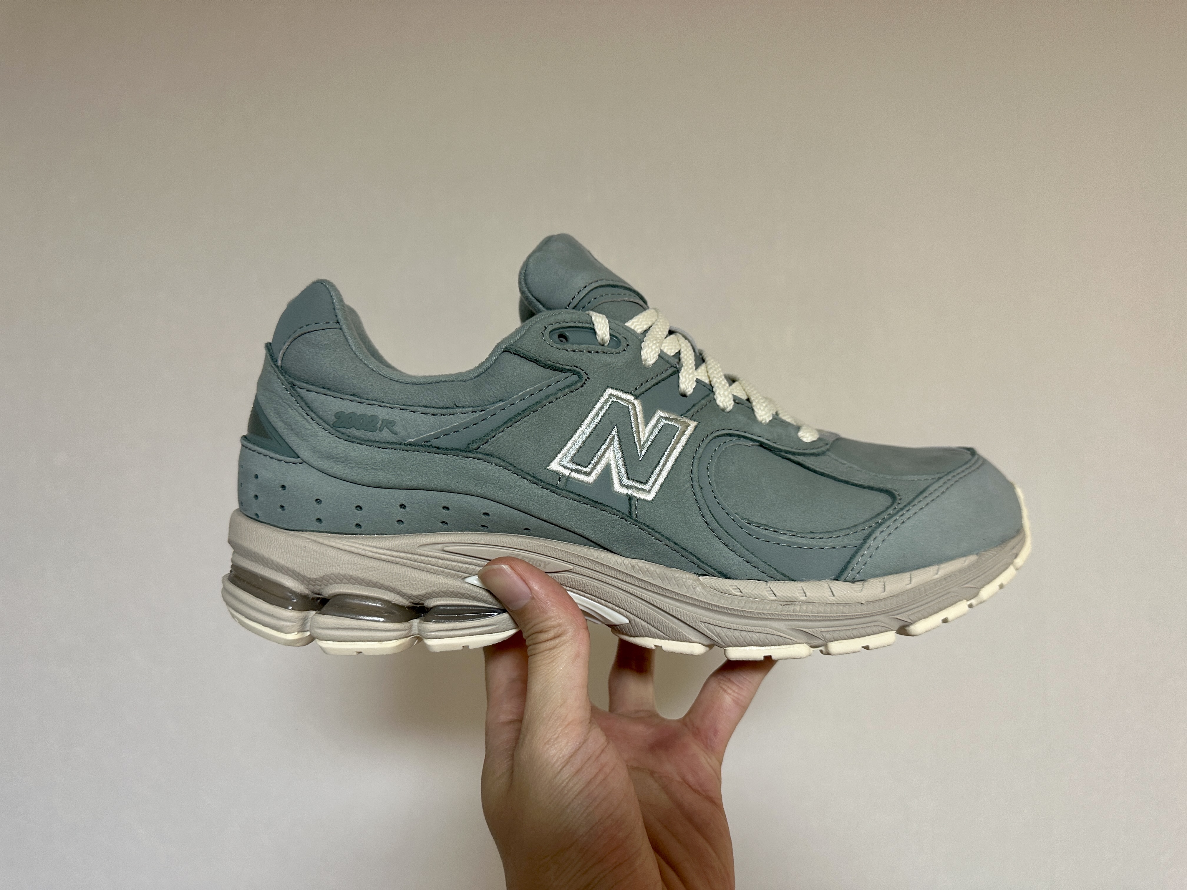 New Balance x Kith 2002R Slate Grey 착용 스타일 - 1