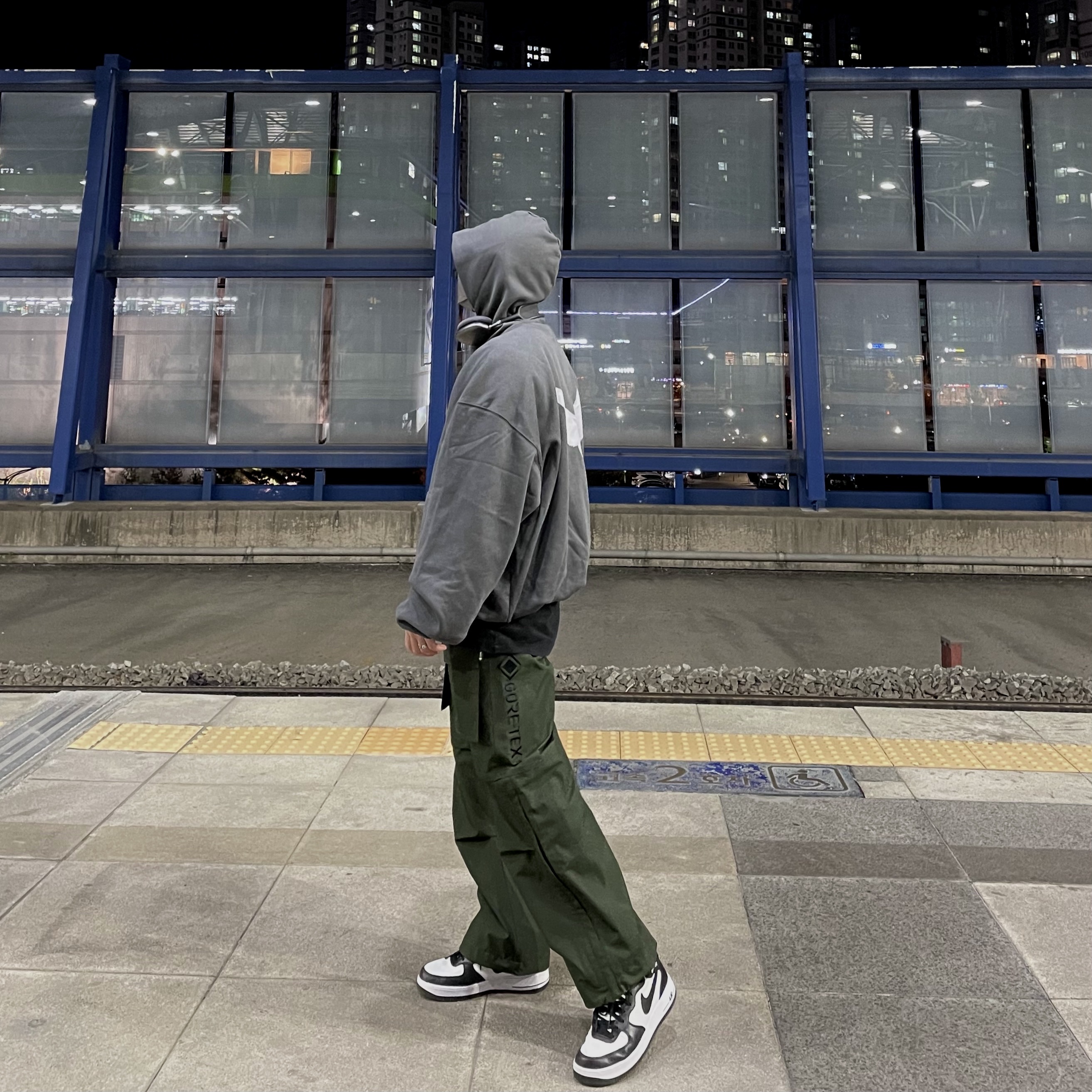 Yeezy Gap Engineered By Balenciaga Dove Hoodie Black, Apple AirPods Max Lightning Space Gray (Korean Ver.) 착용 스타일