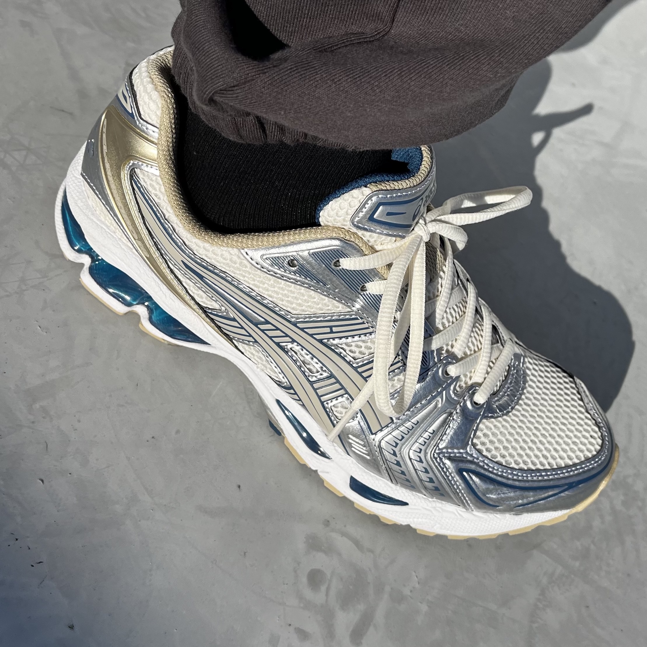 Asics Gel-Kayano 14 Cream Pure Silver 착용 스타일 - 2