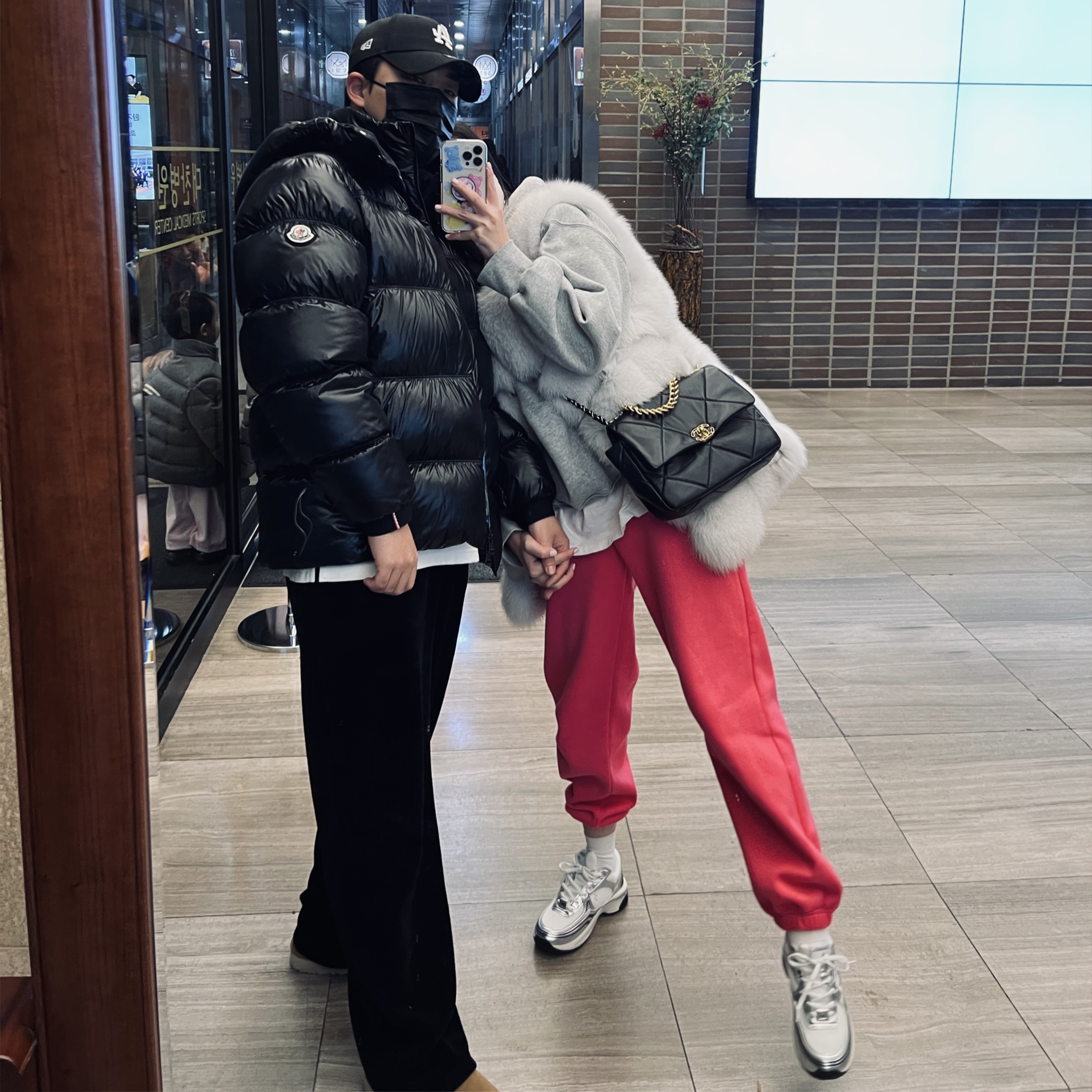 Moncler Maya 70 Short Down Jacket Black - 22FW, Chanel Medium 19 Handbag Lambskin & Gold Black 착용 스타일