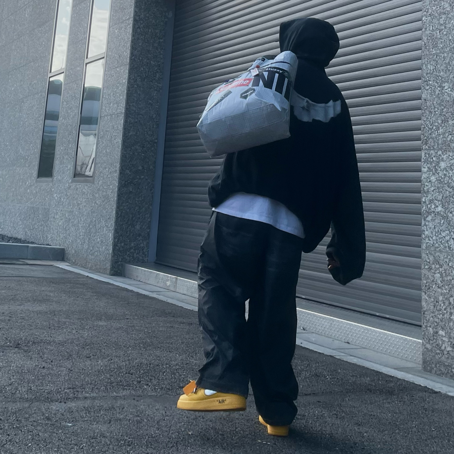 Nike x Off-White Air Force 1 '07 University Gold, Yeezy Gap Engineered By Balenciaga Dove Hoodie Washed Black 착용 스타일 - 2