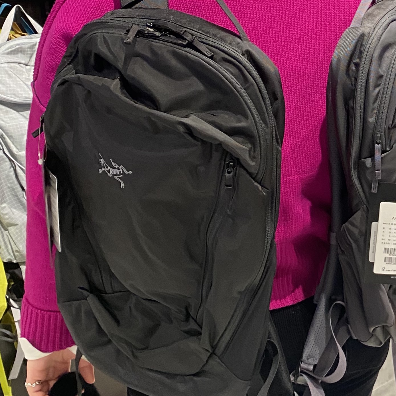 Arc'teryx Mantis 26 Backpack Black 착용 스타일 - 3