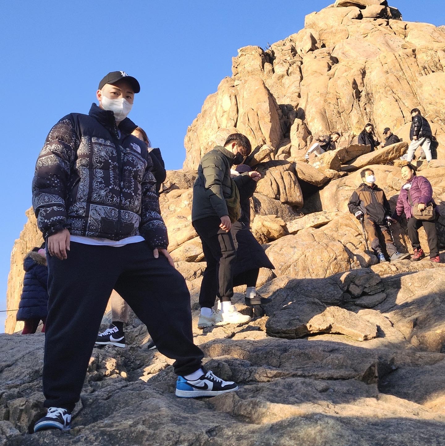 The North Face 1996 Novelty Nuptse Jacket Real Black - 21FW, Jordan 1 Retro Low OG Black and Dark Powder Blue 착용 스타일