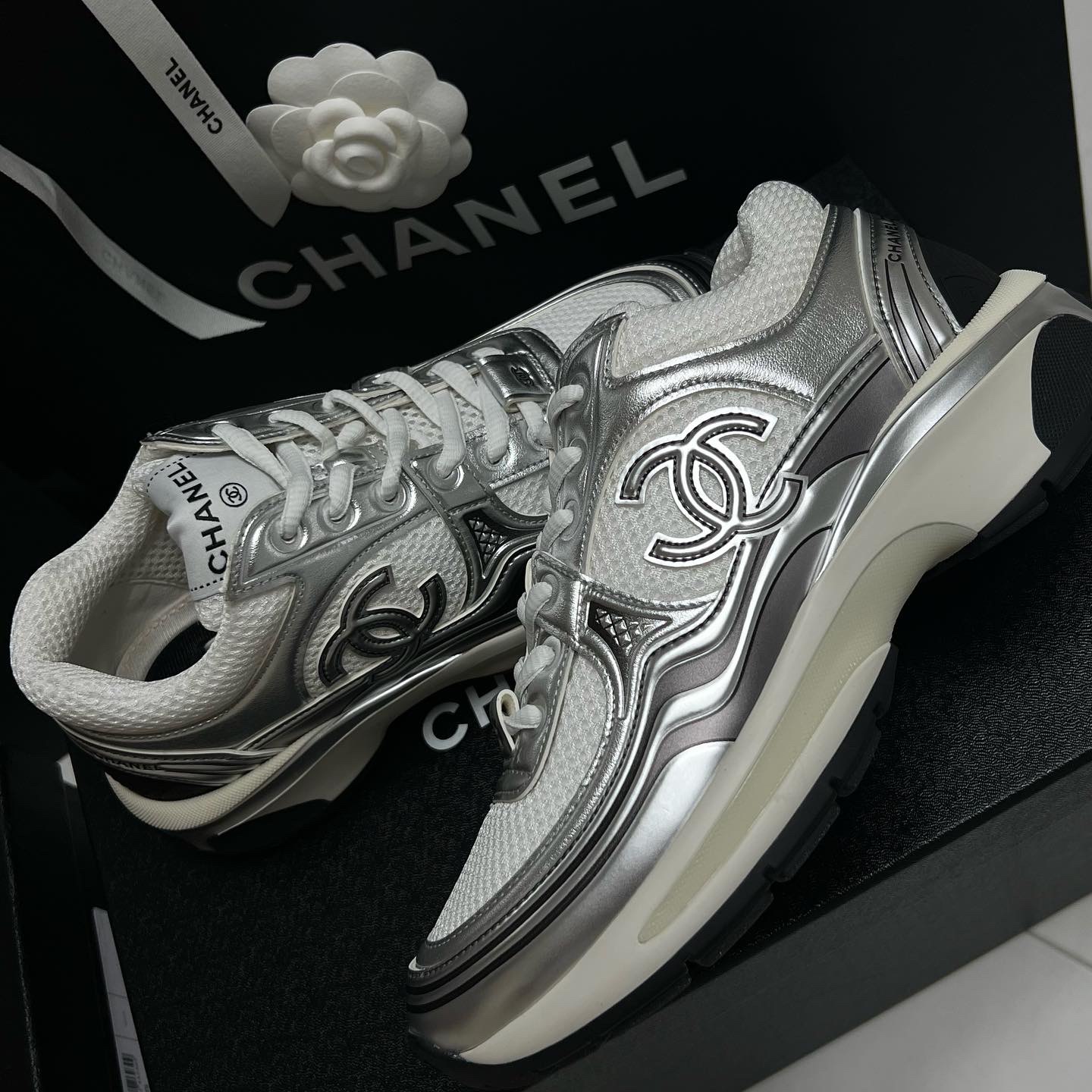 (W) Chanel Sneakers Fabric Laminated & White Silver 착용 스타일