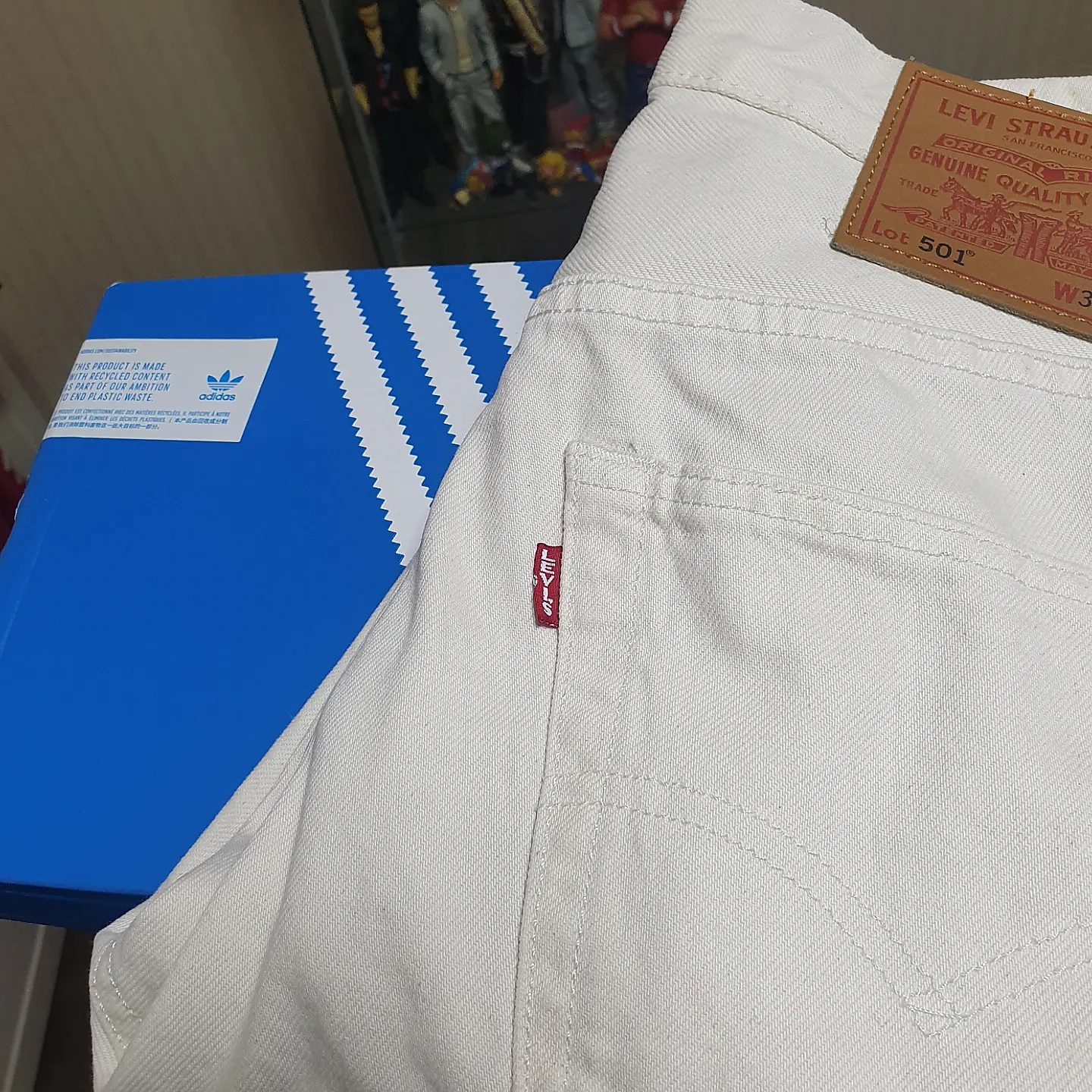 Adidas Forum Low Home Alone, Jordan 1 Retro High OG University Gold Light Bordeaux 착용 스타일 - 3