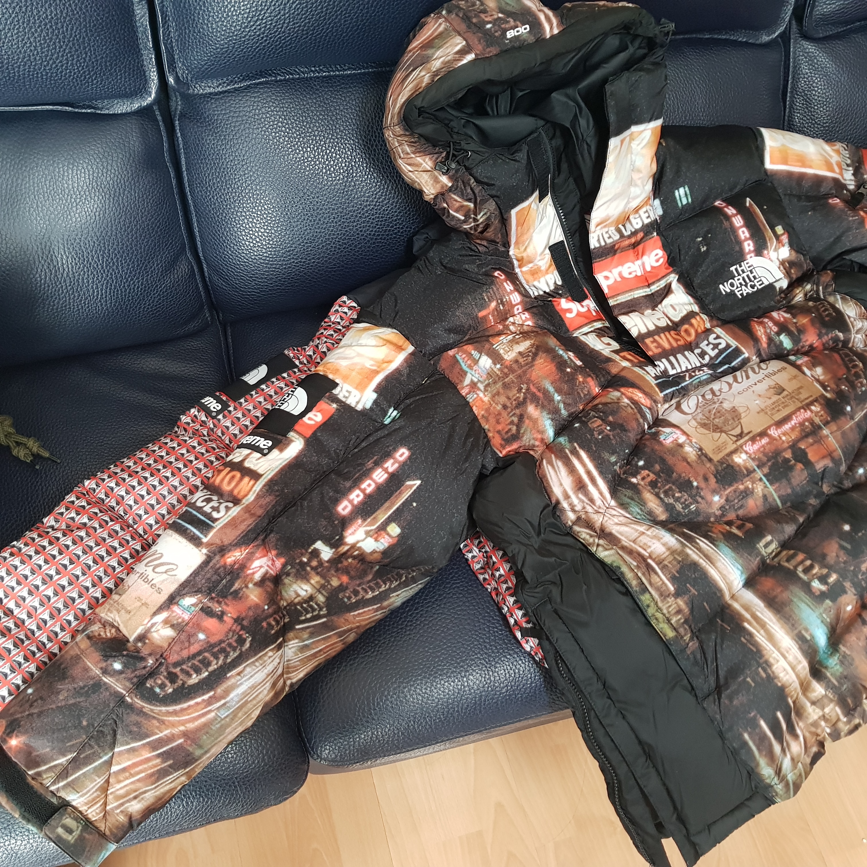 Supreme x The North Face 800-Fill Half Zip Hooded Pullover Times Square - 22FW, Supreme x The North Face Studded Nuptse Jacket Red - 21SS 착용 스타일 - 3