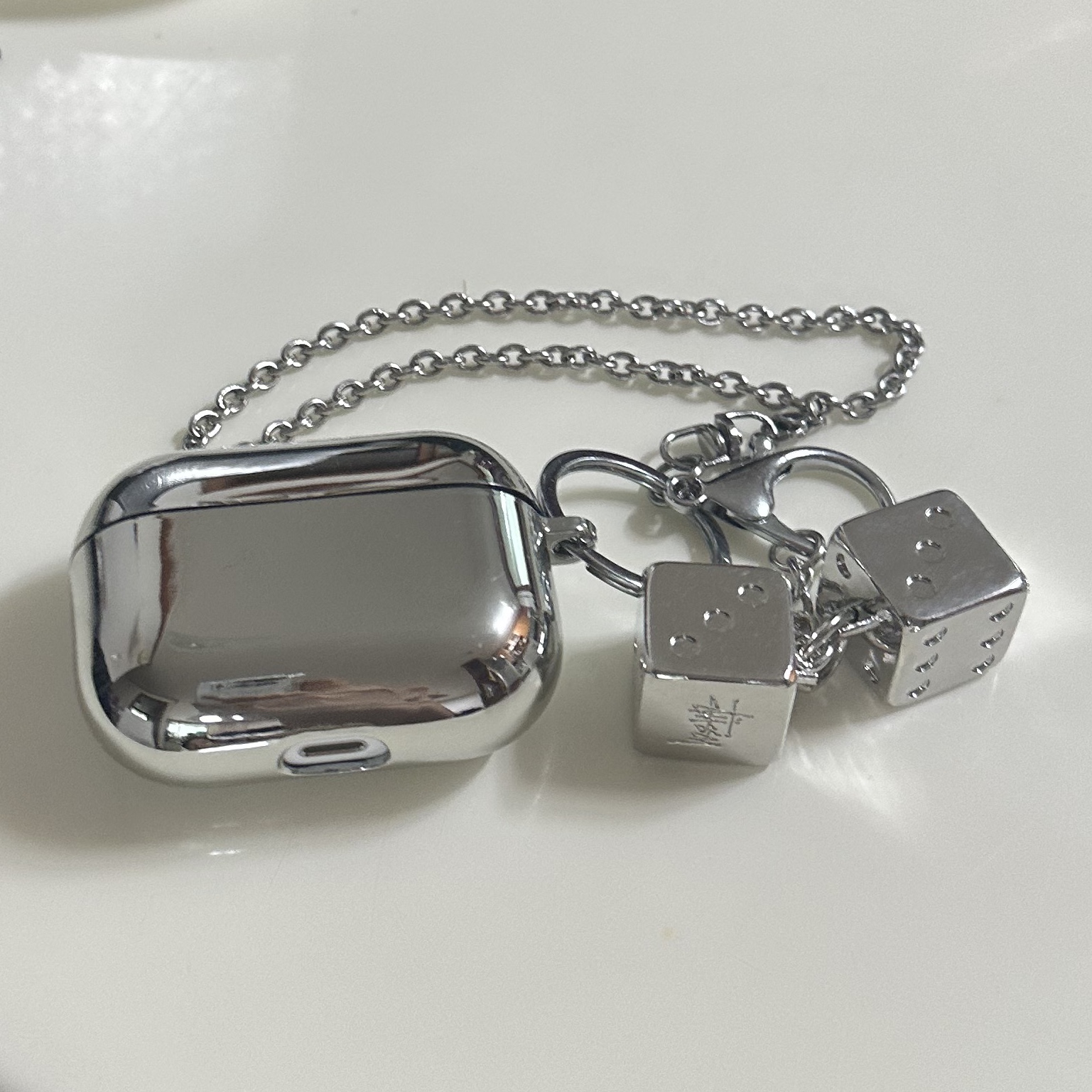 Stussy Metal Dice Keychain Silver 착용 스타일