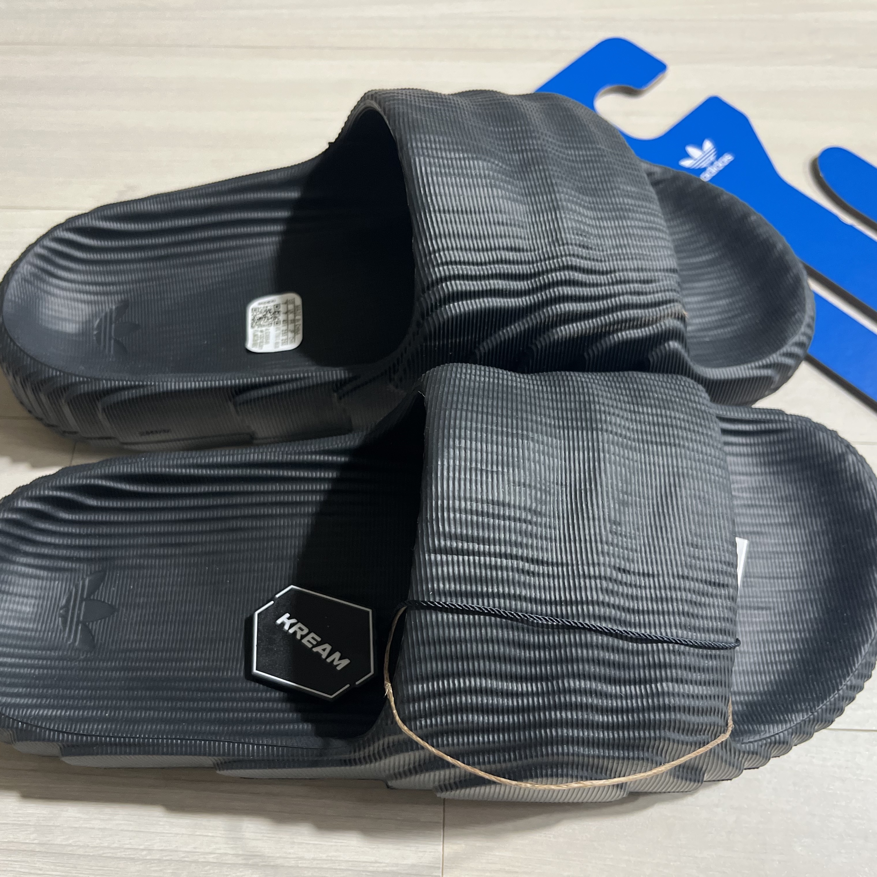 Adidas Adilette 22 Carbon 착용 스타일